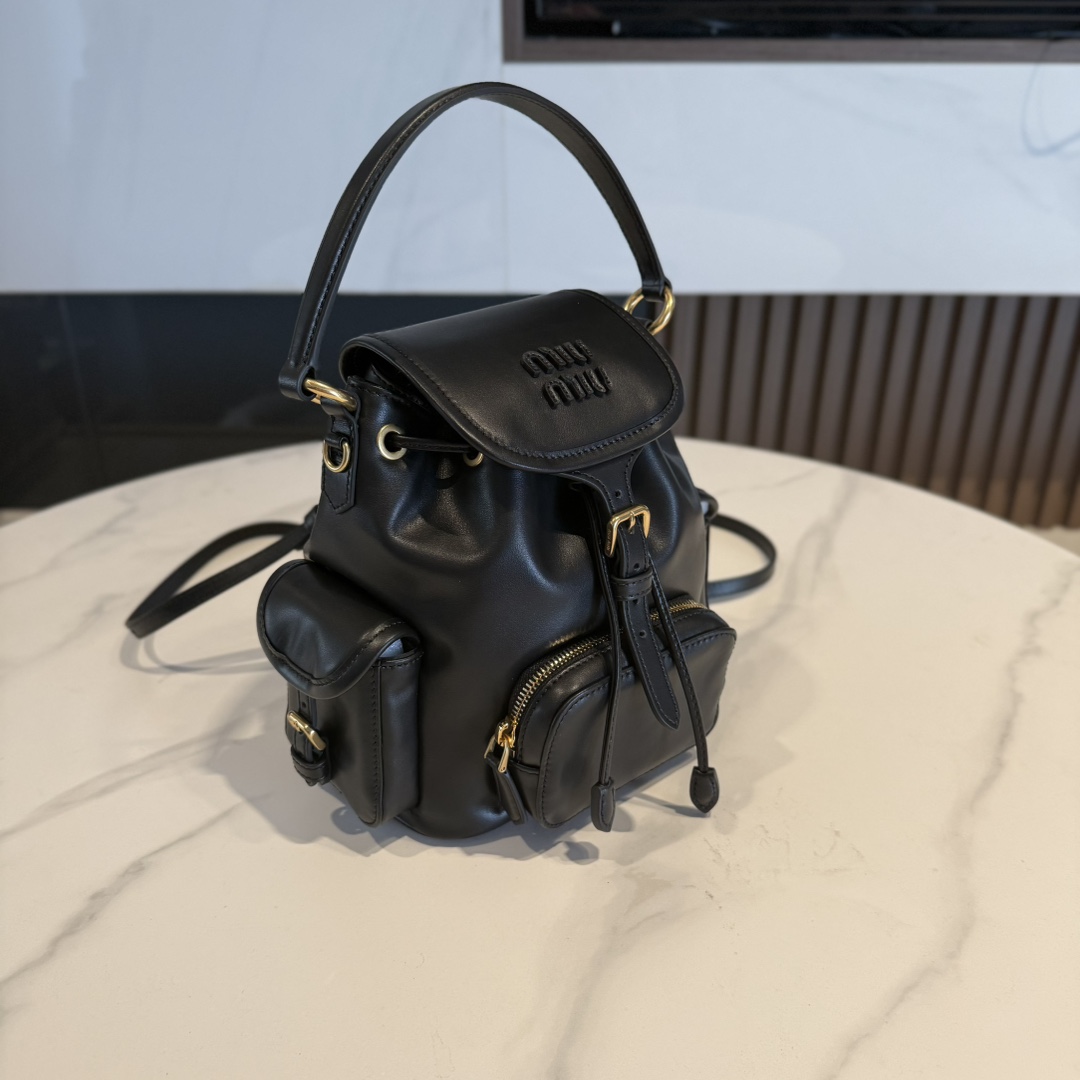 P950 Miu M** 25ss 皮革书包 /在规训与自由之间，背起一座移动城堡  可调节双肩带设计 温柔贴合颈背曲线
方正轮廓型暗藏几何锋芒，顶部抽绳一拉，随时出逃平庸日常

5BZ043
尺寸：18*22*11.5cm