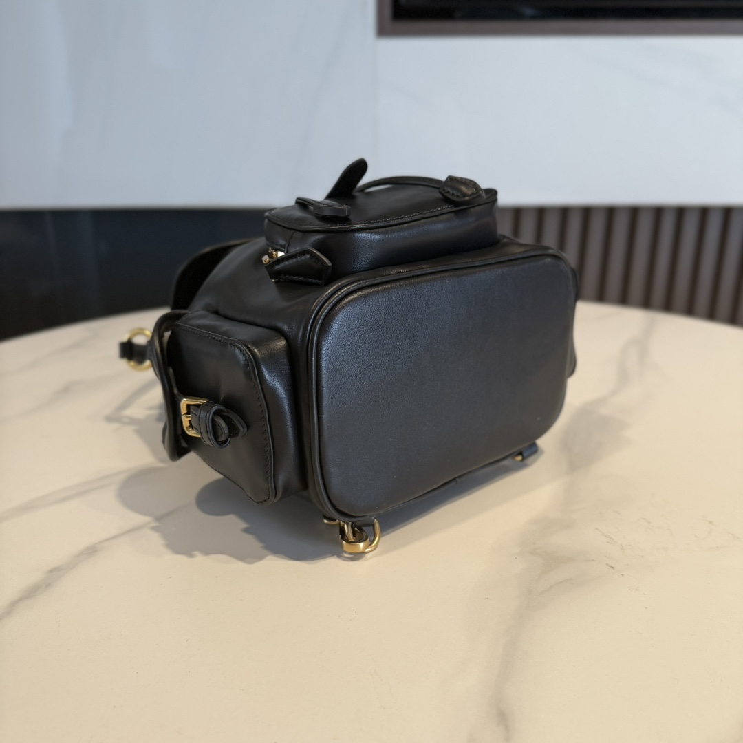 P950 Miu M** 25ss 皮革书包 /在规训与自由之间，背起一座移动城堡  可调节双肩带设计 温柔贴合颈背曲线
方正轮廓型暗藏几何锋芒，顶部抽绳一拉，随时出逃平庸日常

5BZ043
尺寸：18*22*11.5cm