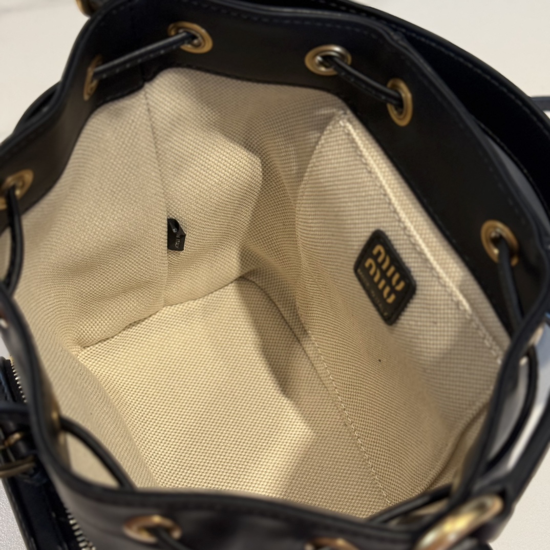 P950 Miu M** 25ss 皮革书包 /在规训与自由之间，背起一座移动城堡  可调节双肩带设计 温柔贴合颈背曲线
方正轮廓型暗藏几何锋芒，顶部抽绳一拉，随时出逃平庸日常

5BZ043
尺寸：18*22*11.5cm