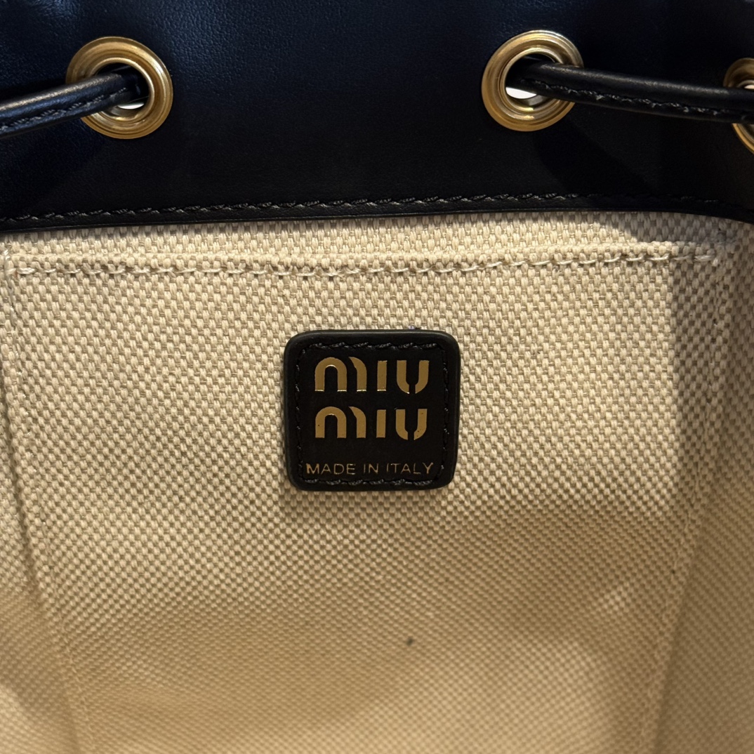P950 Miu M** 25ss 皮革书包 /在规训与自由之间，背起一座移动城堡  可调节双肩带设计 温柔贴合颈背曲线
方正轮廓型暗藏几何锋芒，顶部抽绳一拉，随时出逃平庸日常

5BZ043
尺寸：18*22*11.5cm