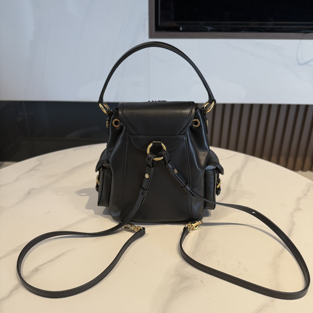 P950 Miu M** 25ss 皮革书包 /在规训与自由之间，背起一座移动城堡  可调节双肩带设计 温柔贴合颈背曲线
方正轮廓型暗藏几何锋芒，顶部抽绳一拉，随时出逃平庸日常

5BZ043
尺寸：18*22*11.5cm
