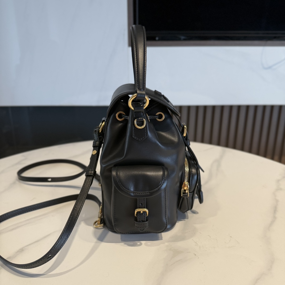 P950 Miu M** 25ss 皮革书包 /在规训与自由之间，背起一座移动城堡  可调节双肩带设计 温柔贴合颈背曲线
方正轮廓型暗藏几何锋芒，顶部抽绳一拉，随时出逃平庸日常

5BZ043
尺寸：18*22*11.5cm