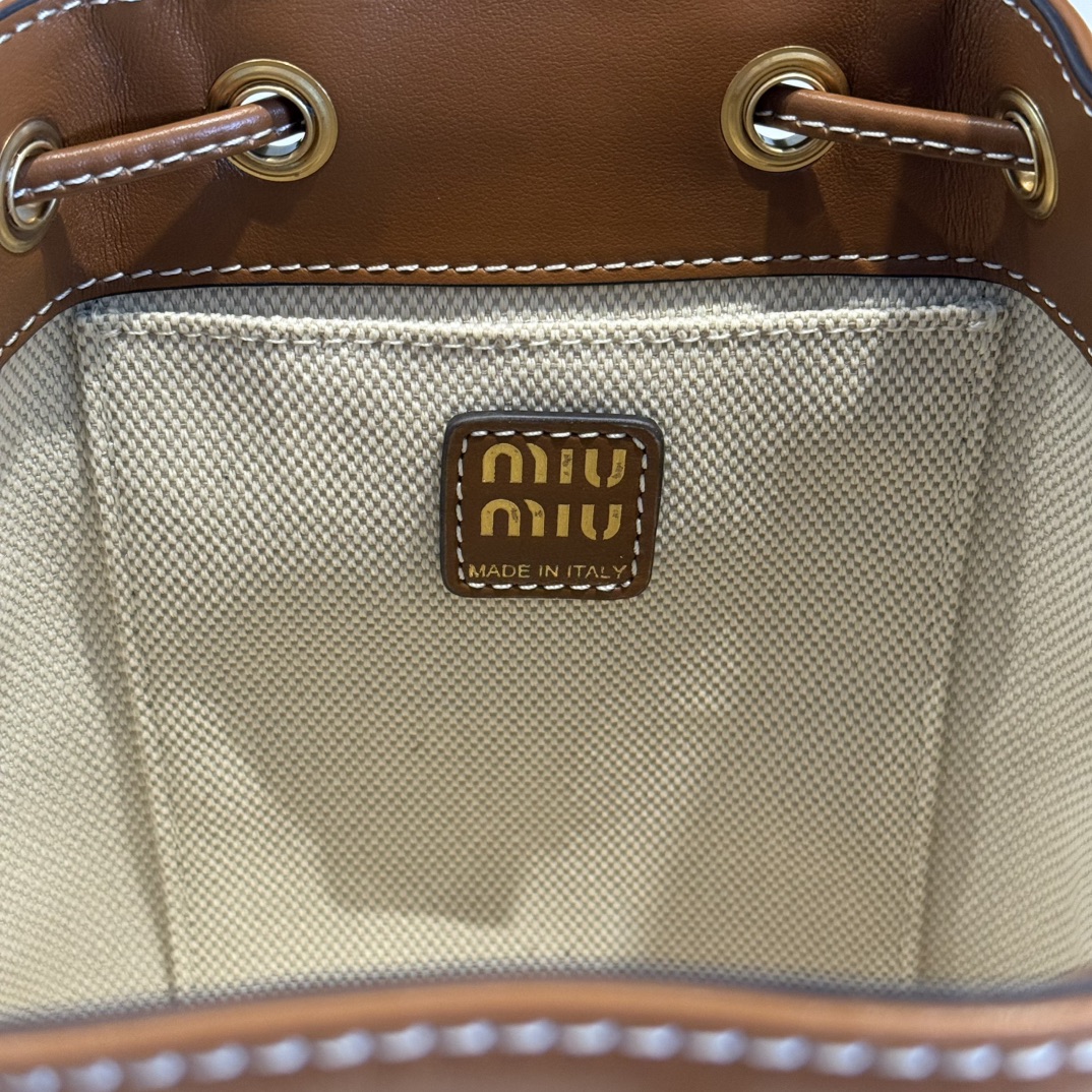 P950 Miu M** 25ss 皮革书包 /在规训与自由之间，背起一座移动城堡  可调节双肩带设计 温柔贴合颈背曲线
方正轮廓型暗藏几何锋芒，顶部抽绳一拉，随时出逃平庸日常

5BZ043
尺寸：18*22*11.5cm