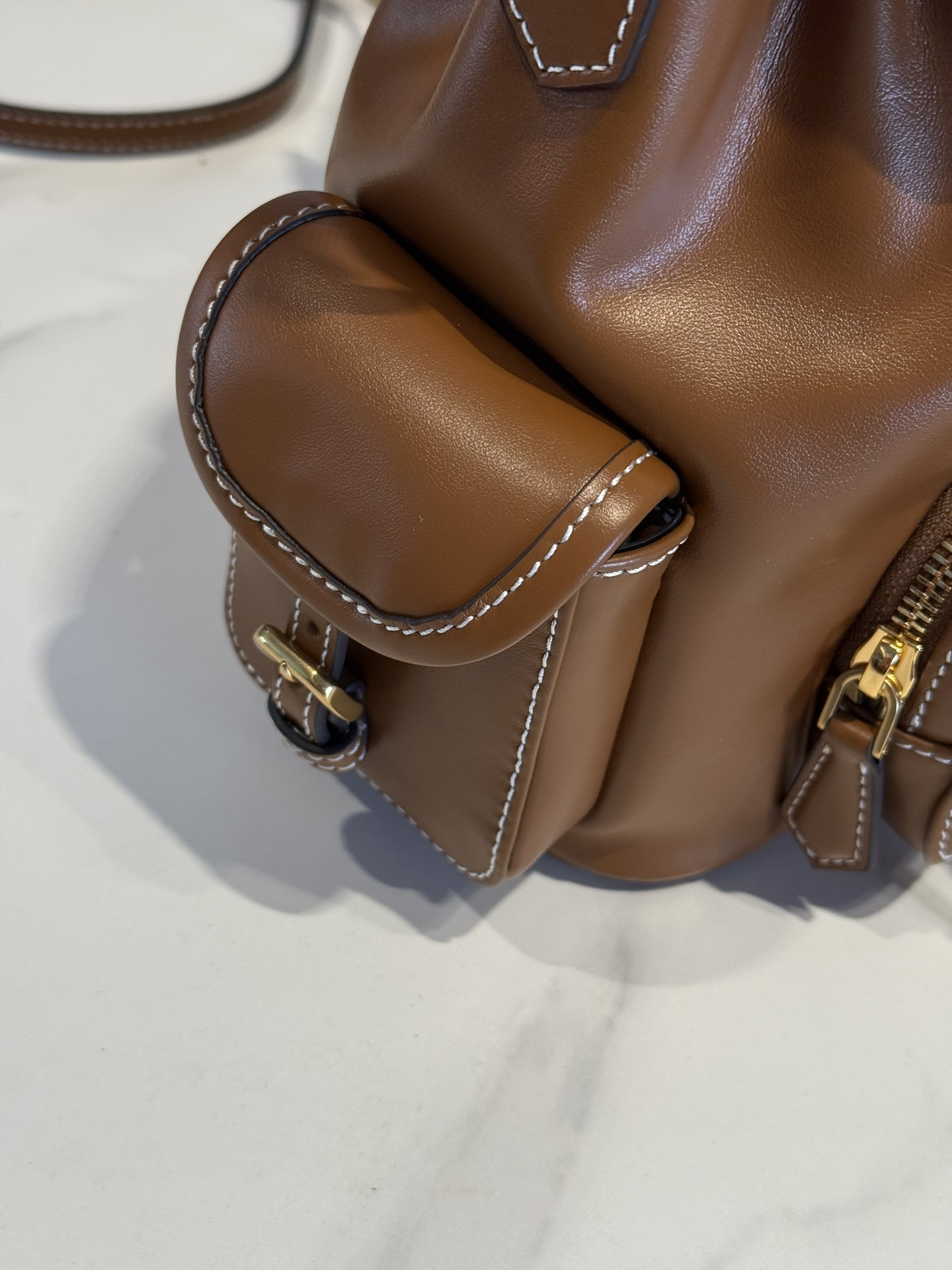 P950 Miu M** 25ss 皮革书包 /在规训与自由之间，背起一座移动城堡  可调节双肩带设计 温柔贴合颈背曲线
方正轮廓型暗藏几何锋芒，顶部抽绳一拉，随时出逃平庸日常

5BZ043
尺寸：18*22*11.5cm