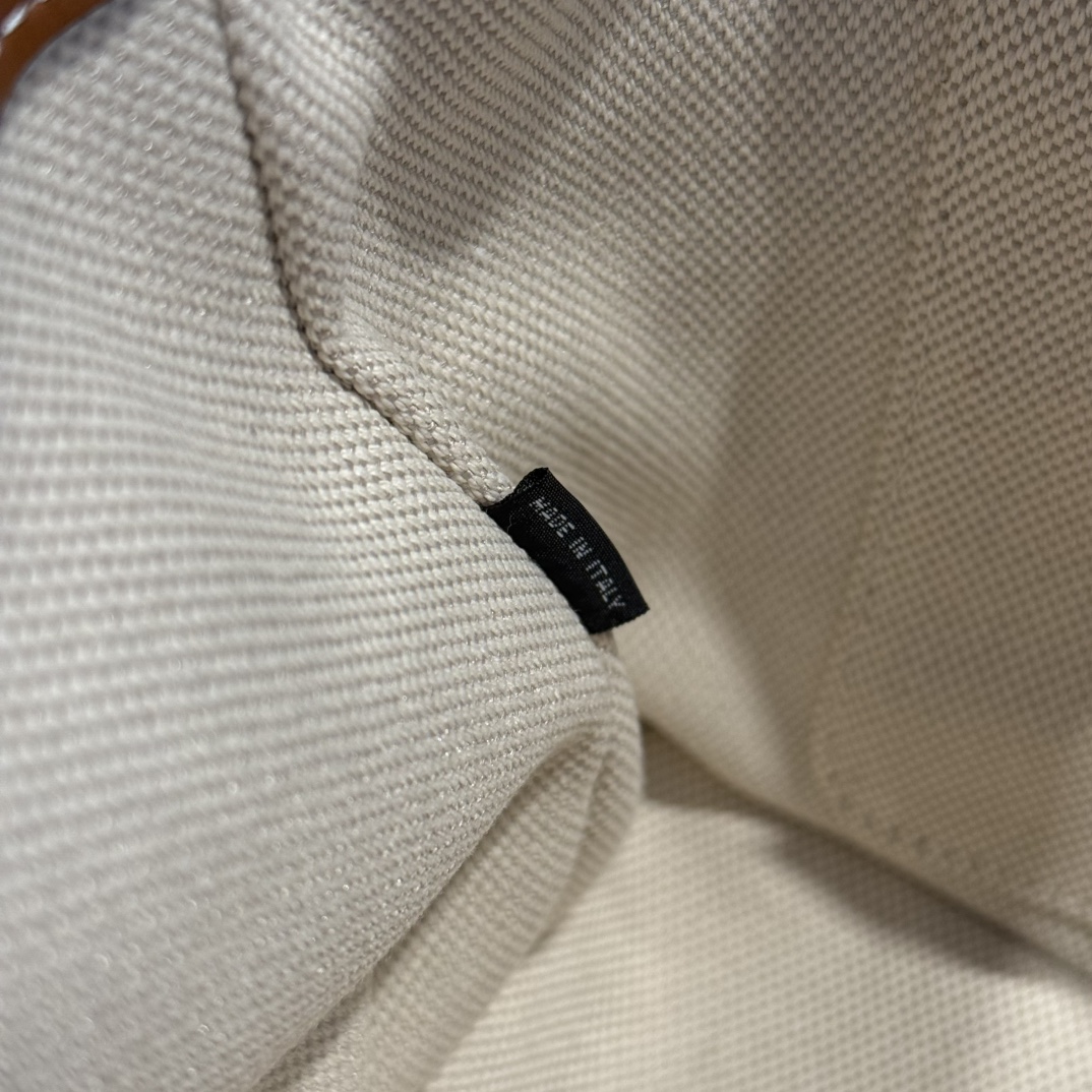 P950 Miu M** 25ss 皮革书包 /在规训与自由之间，背起一座移动城堡  可调节双肩带设计 温柔贴合颈背曲线
方正轮廓型暗藏几何锋芒，顶部抽绳一拉，随时出逃平庸日常

5BZ043
尺寸：18*22*11.5cm