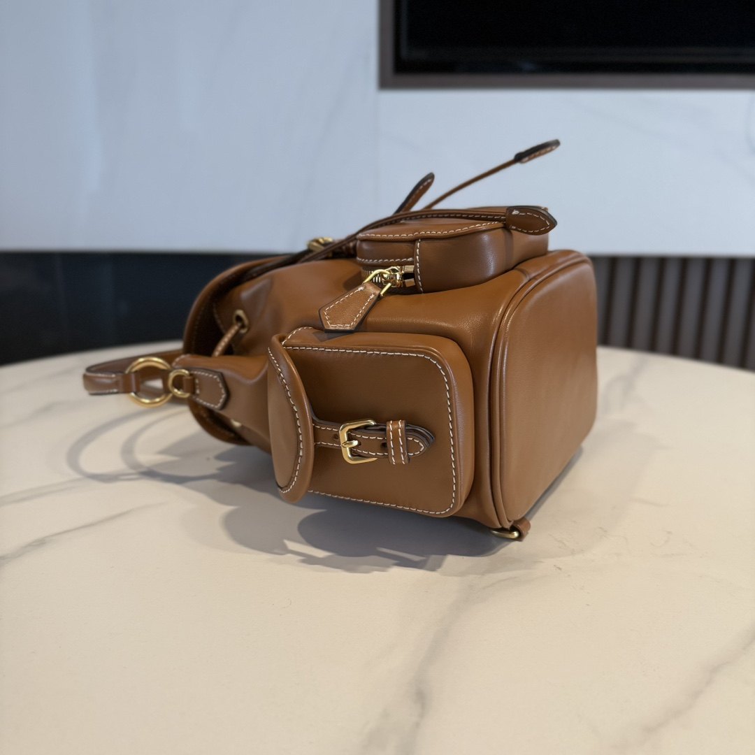 P950 Miu M** 25ss 皮革书包 /在规训与自由之间，背起一座移动城堡  可调节双肩带设计 温柔贴合颈背曲线
方正轮廓型暗藏几何锋芒，顶部抽绳一拉，随时出逃平庸日常

5BZ043
尺寸：18*22*11.5cm