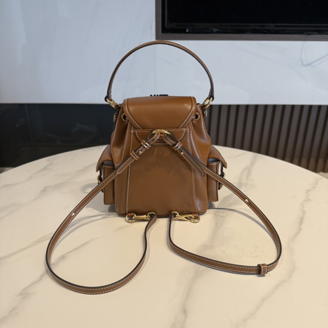 P950 Miu M** 25ss 皮革书包 /在规训与自由之间，背起一座移动城堡  可调节双肩带设计 温柔贴合颈背曲线
方正轮廓型暗藏几何锋芒，顶部抽绳一拉，随时出逃平庸日常

5BZ043
尺寸：18*22*11.5cm