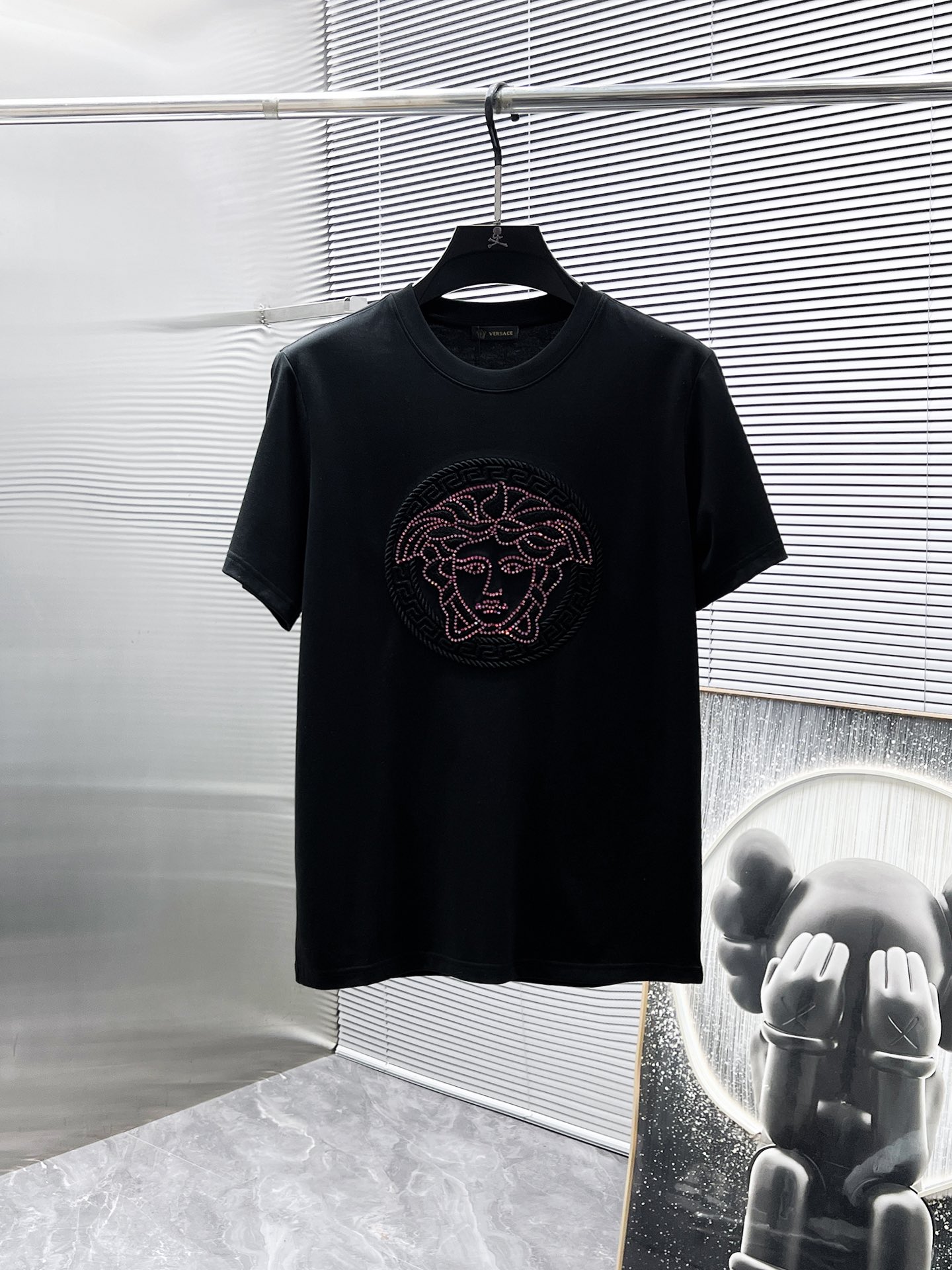 NO:140850,Versace versace ss new style, half-sleeved T-shirt, short-sleeved round neck T-shirt, high-end version!  Customized fabrics for counters are breathable and comfortable, with impeccable details, and the brand element design concept reflects high quality. The feel is delicate and soft!  It is casually cut, with a great upper body style!  S-XXL, versace, versace, T-shirt, tees, t-shirt, alexander wang19860909范思哲 versace ss新款 半袖 体恤 短袖 圆领T恤,高端版本！专柜定制面料 透气舒适度高,细节无可挑剔,品牌元素设计理念,体现高品质.手感细腻柔软！呈现休闲裁剪,上身版型超赞！码数S-XXL,,versace,versace,T-shirt,tees，t-shirt,alexander wang,Men's clothing