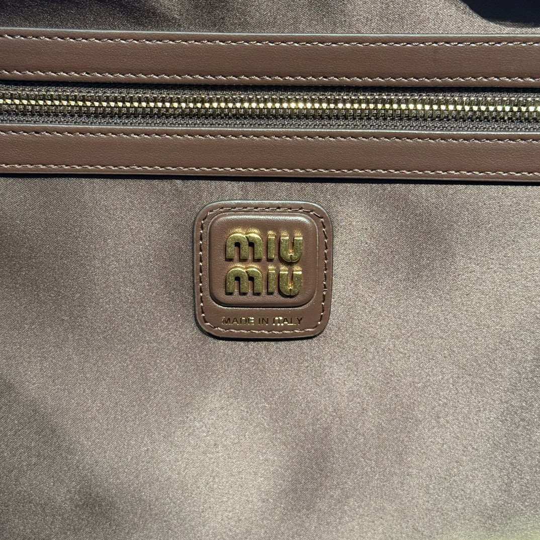 P980 Miu M** 25SS Beau公文包/办公室里的温柔革命 把会议室变成你的秀场
采用意大利顶级摔纹牛皮 碰撞出戏剧性拼色 突出miu风标志性的运动格调与功能演变

5BB117拼色
尺寸：34*23*10cm