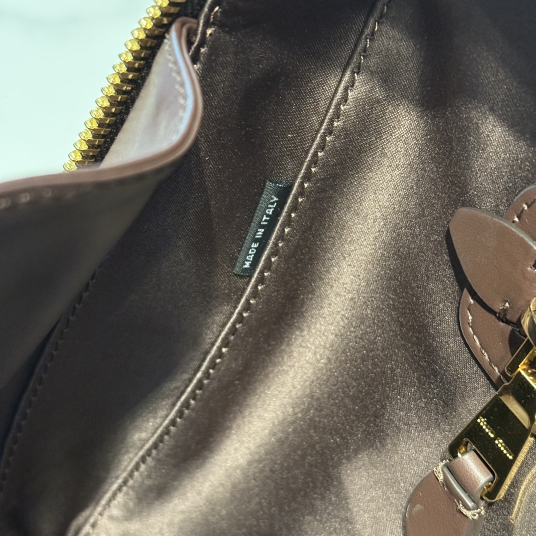 P980 Miu M** 25SS Beau公文包/办公室里的温柔革命 把会议室变成你的秀场
采用意大利顶级摔纹牛皮 碰撞出戏剧性拼色 突出miu风标志性的运动格调与功能演变

5BB117拼色
尺寸：34*23*10cm