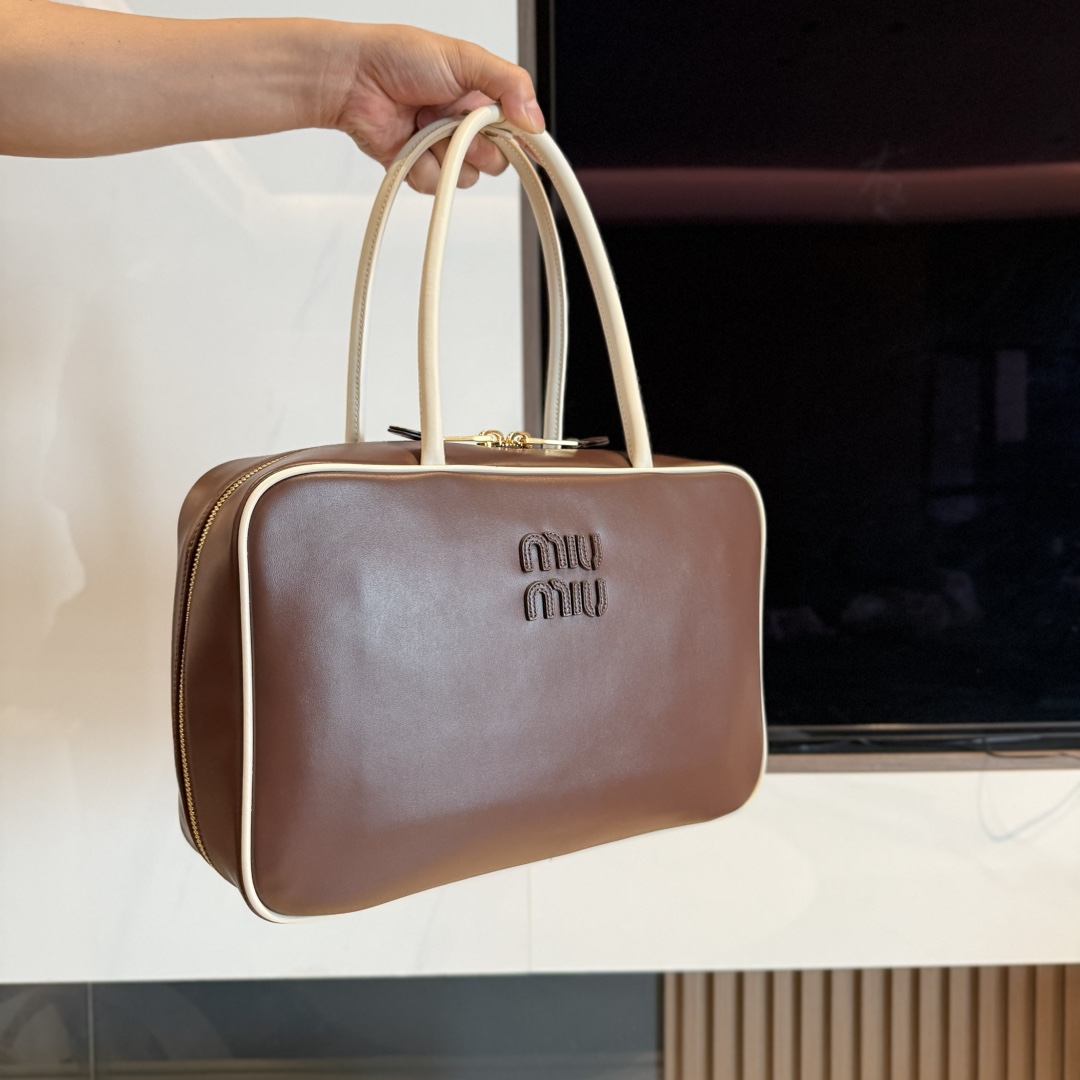 P980 Miu M** 25SS Beau公文包/办公室里的温柔革命 把会议室变成你的秀场
采用意大利顶级摔纹牛皮 碰撞出戏剧性拼色 突出miu风标志性的运动格调与功能演变

5BB117拼色
尺寸：34*23*10cm