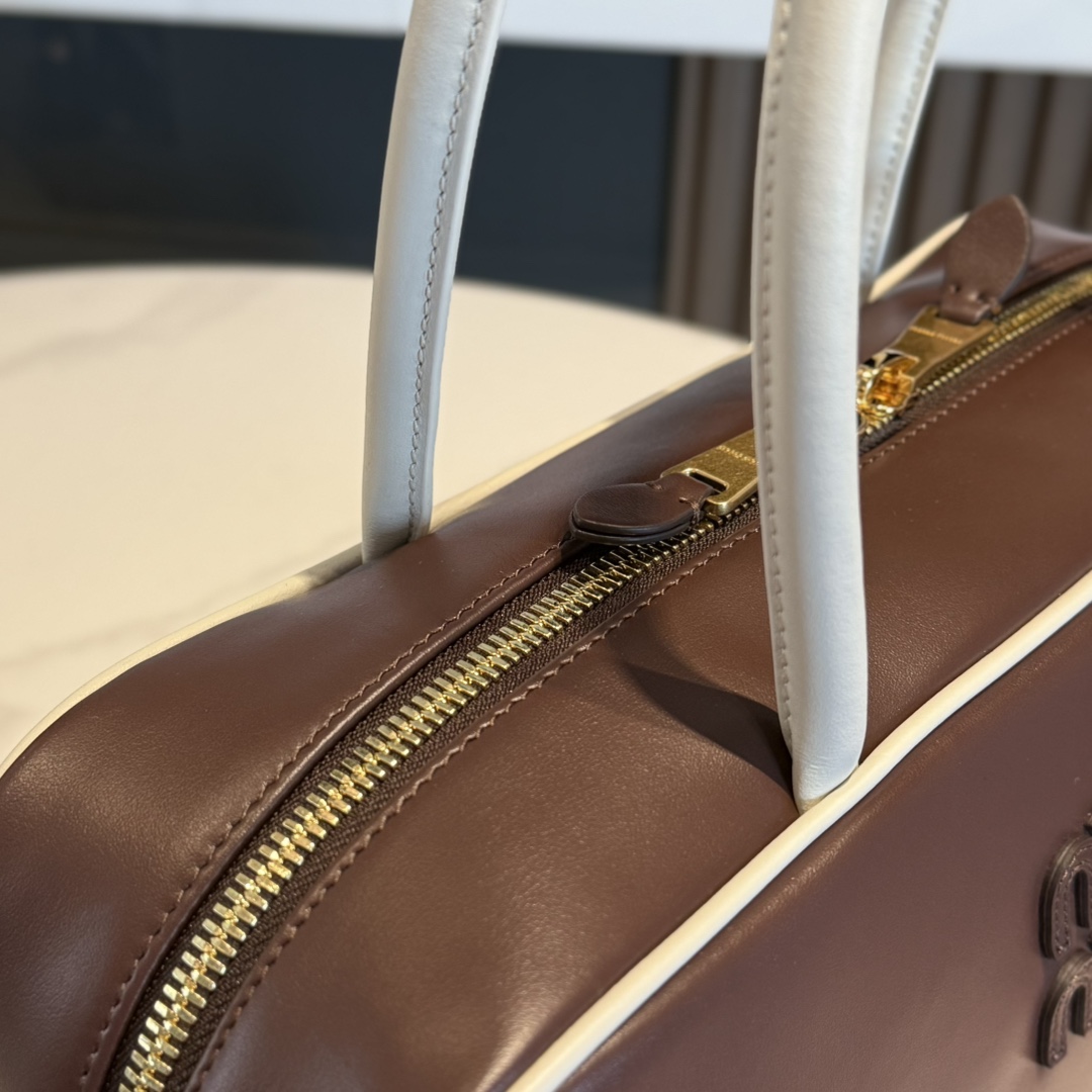 P980 Miu M** 25SS Beau公文包/办公室里的温柔革命 把会议室变成你的秀场
采用意大利顶级摔纹牛皮 碰撞出戏剧性拼色 突出miu风标志性的运动格调与功能演变

5BB117拼色
尺寸：34*23*10cm