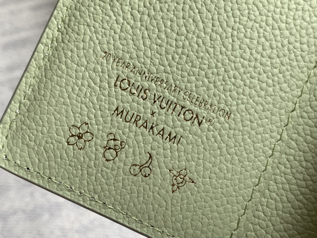 루이비통 LV × TM 클레어 모노그램 지갑 상세 이미지 8