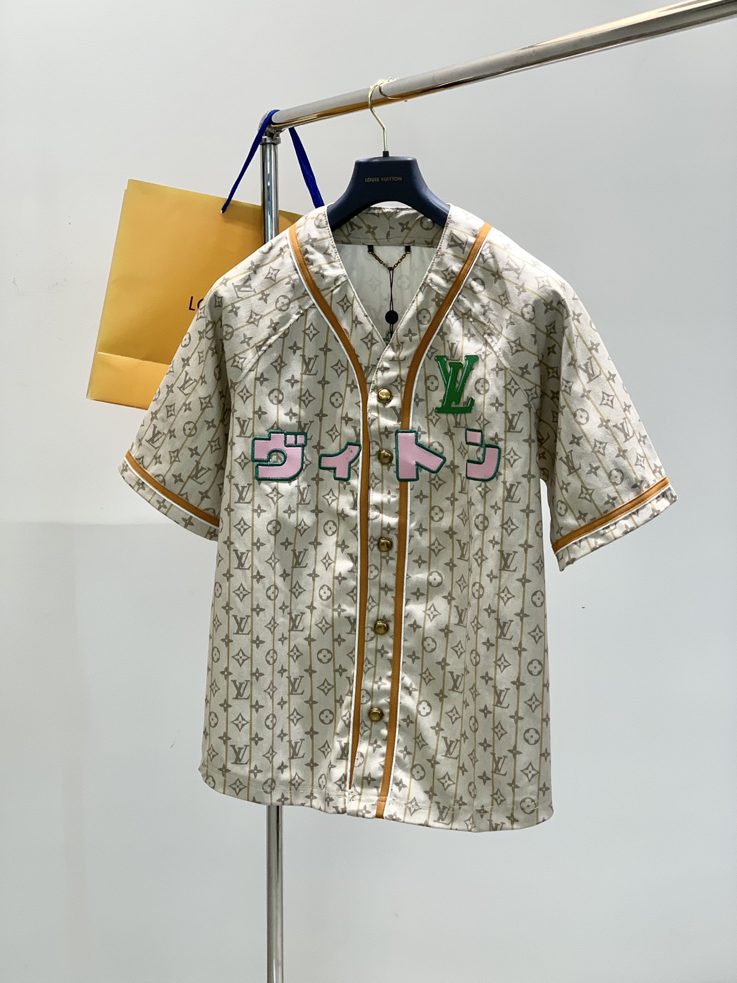 NO:132692,,LouisVuitton, the latest model for spring 2025, available at the counter at the same time, original singles, fashionable and casual short-sleeved jacket, very distinctive on the upper body!  Eye-catching and highlighted, imported original fabric, top-grade embroidery craft letter pattern decoration logo, original hardware and accessories decoration, simple but not lacking in fashion, classic and atmospheric, comfortable and breathable, handsome and stylish, code S-XL,, louis vuitton, louis vuitton, jackets & coats, T-shirt, alexander wang19860909,LouisVuitton 路易威登,2025春季最新款,专柜同步有售,原单狠货,时尚休闲短袖外套,上身很有特点！吸睛而有亮点,进口原版面料,顶级刺绣工艺字母图案装饰Logo,原版五金辅料装饰,简单而不失时尚,经典大气,舒适透气,上身帅气有型,码数S-XL,,louis vuitton,louis vuitton,jackets & coats,T-shirt,alexander wang,Men's clothing