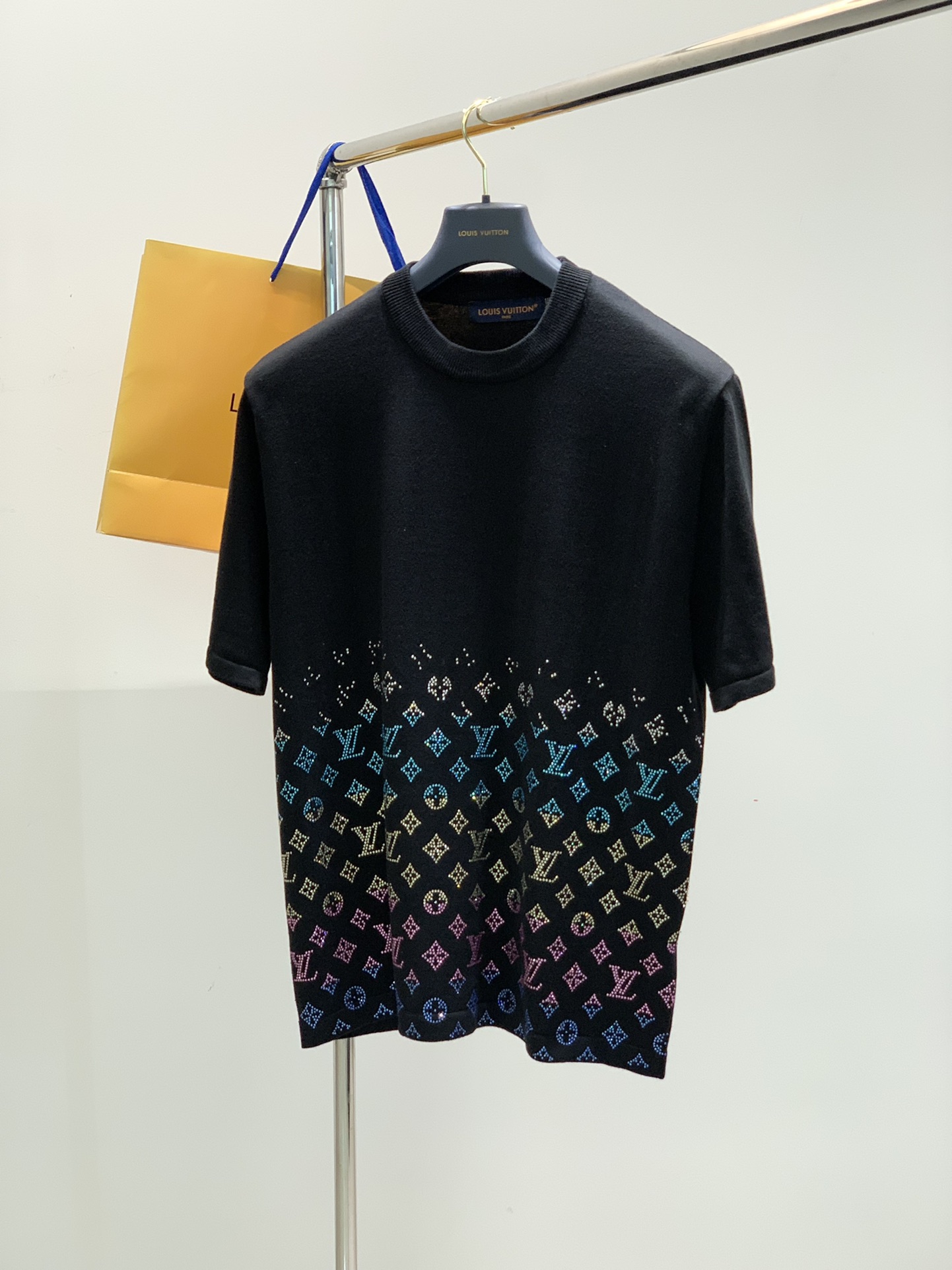 NO:132696,,LouisVuitton, the latest model for spring 2025, available at the counter at the same time, original single product, fashionable and casual knitted round neck short-sleeved T-shirt, very distinctive on the upper body!  Eye-catching and highlighted, imported original fabric, top-grade ironing craft letter pattern decoration logo, simple but not lacking in fashion, classic and atmospheric, comfortable and breathable, handsome and stylish on the upper body, 2 colors recommended, code number S-XL,, louis vuitton, louis vuitton, T-shirt,tees, t-shirt,alexander wang19860909,LouisVuitton 路易威登,2025春季最新款,专柜同步有售,原单狠货,时尚休闲针织圆领短袖T恤,上身很有特点！吸睛而有亮点,进口原版面料,顶级烫钻工艺字母图案装饰Logo,简单而不失时尚,经典大气,舒适透气,上身帅气有型,2色推荐,码数S-XL,,louis vuitton,louis vuitton,T-shirt,tees，t-shirt,alexander wang,Men's clothing