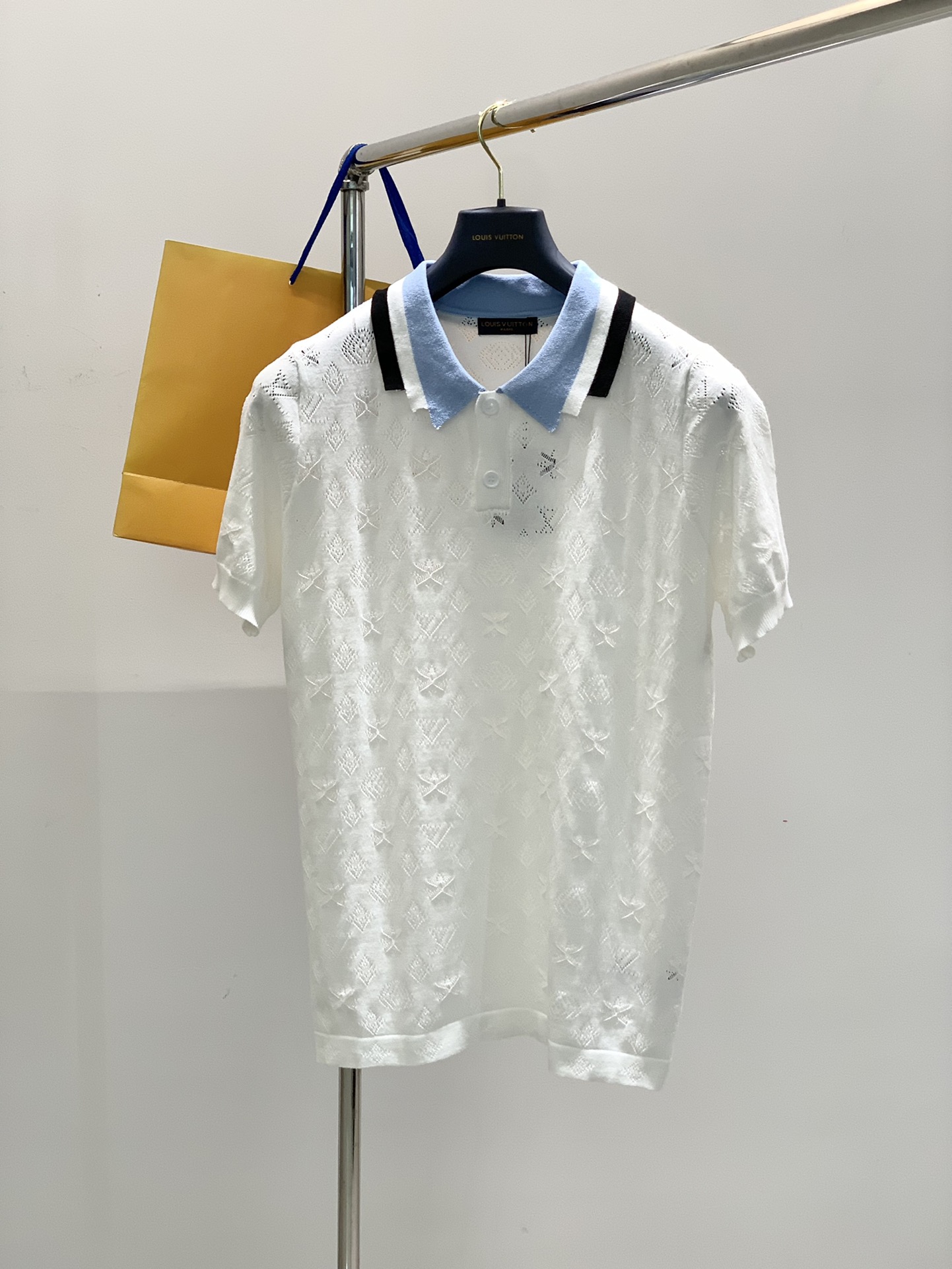 NO:132953,,LouisVuitton, the latest spring and summer 2025 model, available at the counter at the same time, original single product, fashionable and casual knitted lapel short-sleeved T-shirt, very distinctive on the upper body!  Eye-catching and highlighted, imported original fabric, top-level knitted craft letter pattern decorative logo, simple but not lacking in fashion, classic and atmospheric, comfortable and breathable, handsome and stylish on the upper body, S-XL,, louis vuitton, louis vuitton, T-shirt,tees, t-shirt,alexander wang19860909,LouisVuitton 路易威登,2025春夏最新款,专柜同步有售,原单狠货,时尚休闲针织翻领短袖T恤,上身很有特点！吸睛而有亮点,进口原版面料,顶级针织工艺字母图案装饰Logo,简单而不失时尚,经典大气,舒适透气,上身帅气有型,码数S-XL,,louis vuitton,louis vuitton,T-shirt,tees，t-shirt,alexander wang,Men's clothing