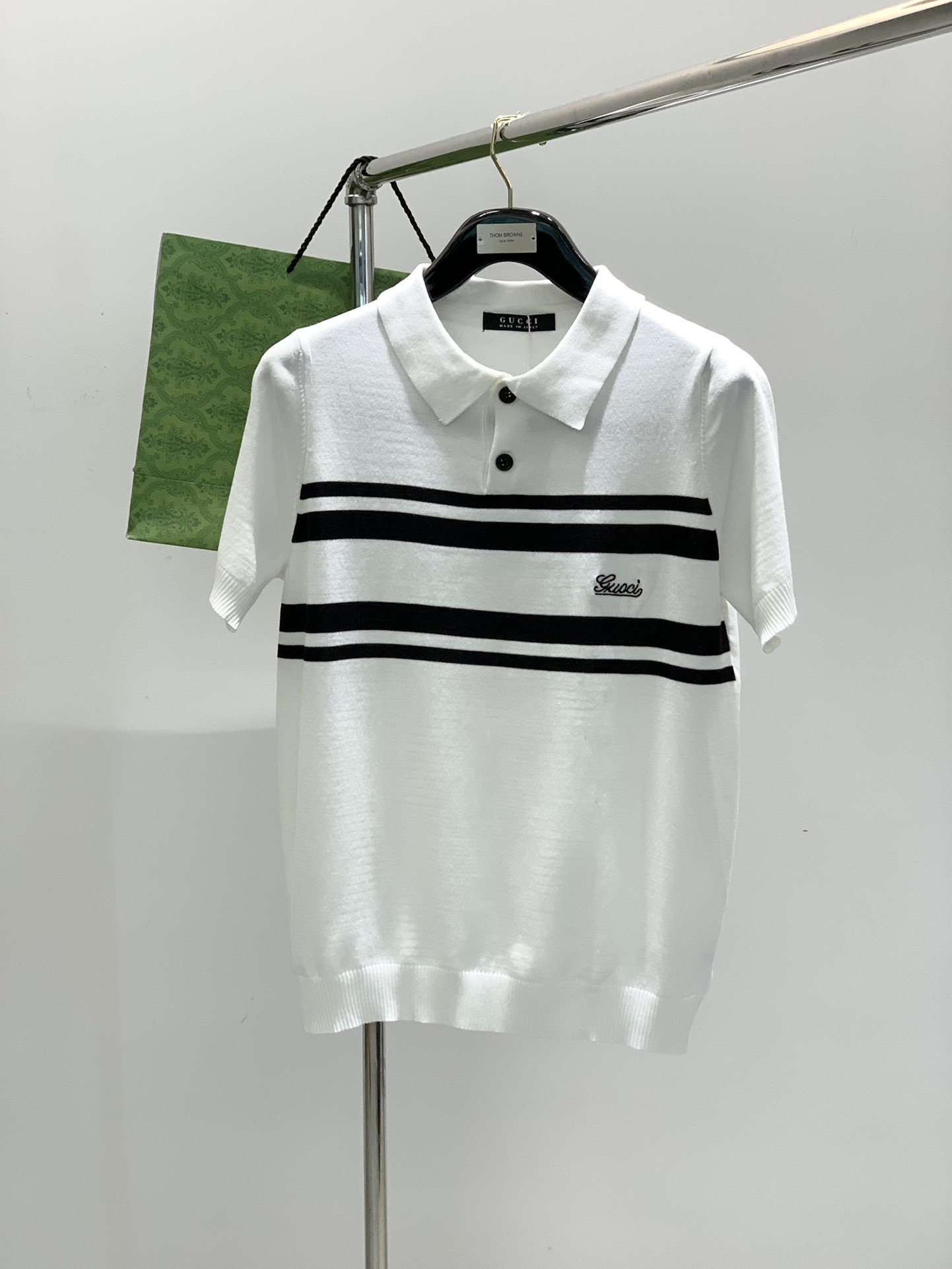 NO:132698,,Gucci, the latest spring and summer 2025 model, available at the counter at the same time, original single product, fashionable and casual knitted lapel short-sleeved T-shirt, very distinctive on the upper body!  Eye-catching and highlighted, imported original fabric, top-grade embroidery craft letter pattern decorative logo, simple but not lacking in fashion, classic and atmospheric, comfortable and breathable, handsome and stylish on the upper body, S-XL, gucci, gucci, T-shirt, tees, t-shirt, alexander wang19860909,Gucci 古驰,2025春夏最新款,专柜同步有售,原单狠货,时尚休闲针织翻领短袖T恤,上身很有特点！吸睛而有亮点,进口原版面料,顶级刺绣工艺字母图案装饰Logo,简单而不失时尚,经典大气,舒适透气,上身帅气有型,码数S-XL,,gucci,gucci,T-shirt,tees，t-shirt,alexander wang,Men's clothing