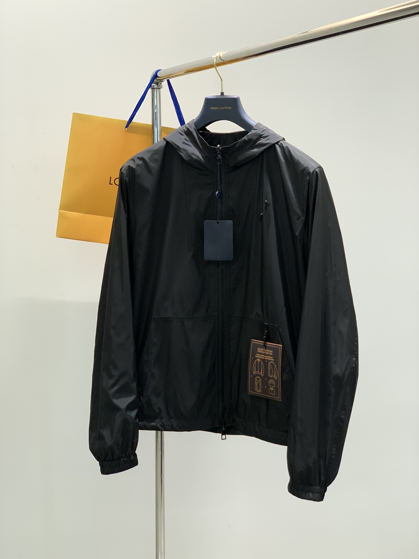 NO:132956,,LouisVuitton, the latest model for spring 2025, available at the counter at the same time, original single product, fashionable and casual jackets on both sides, and the upper body is very distinctive!  Eye-catching and highlighted, imported original fabric, top-level jacquard craft letter pattern decoration logo, original hardware and accessories decoration, simple but not lacking in fashion, classic and atmospheric, comfortable and breathable, handsome and stylish on the upper body, 2 colors recommended, code number M-3XL,, louis vuitton, louis vuitton, jackets & coats, alexander wang19860909,LouisVuitton 路易威登,2025春季最新款,专柜同步有售,原单狠货,时尚休闲两面穿外套,上身很有特点！吸睛而有亮点,进口原版面料,顶级提花工艺字母图案装饰Logo,原版五金辅料装饰,简单而不失时尚,经典大气,舒适透气,上身帅气有型,2色推荐,码数M-3XL,,louis vuitton,louis vuitton,jackets & coats,alexander wang,Men's clothing