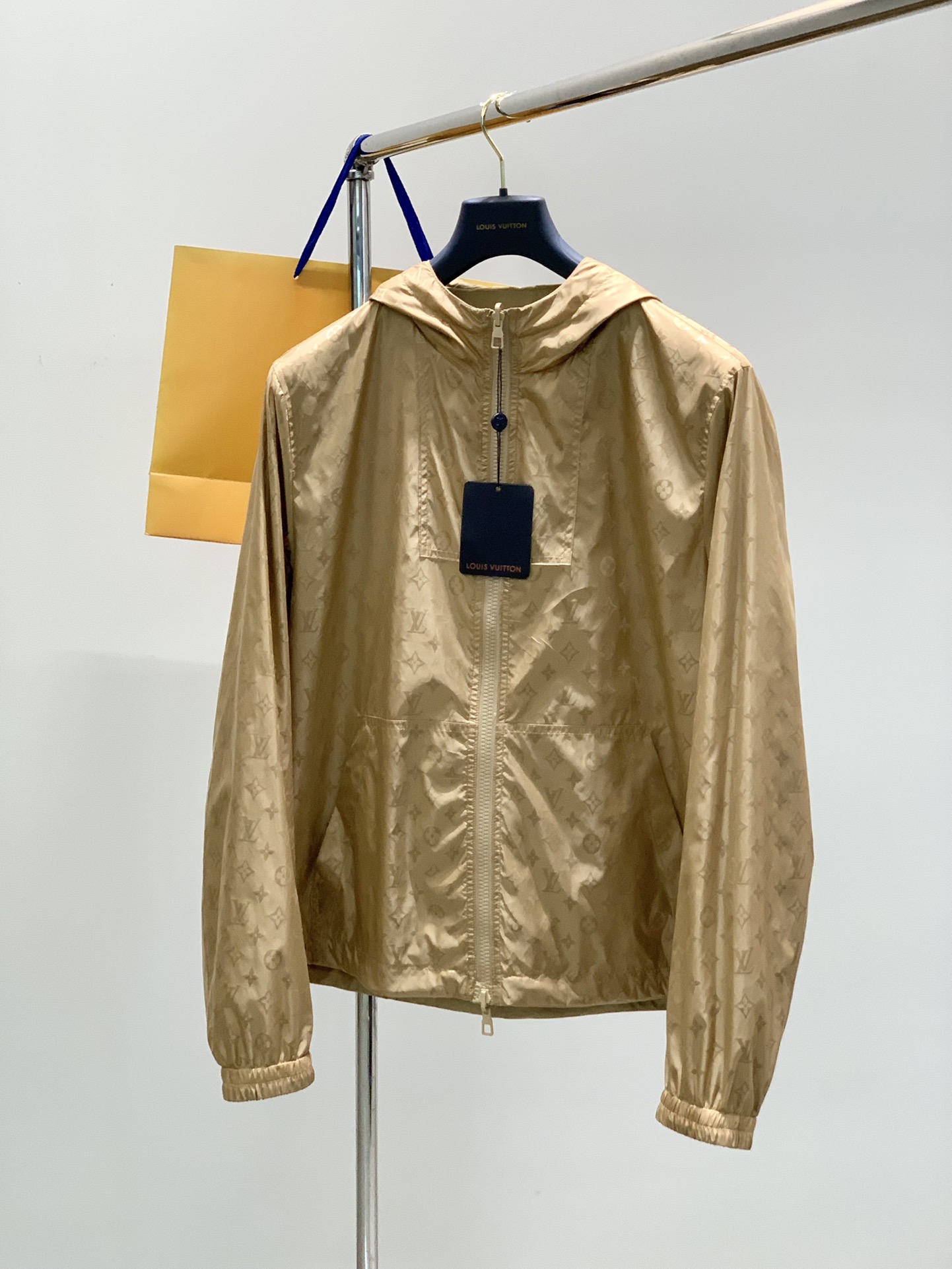 NO:132660,,LouisVuitton, the latest spring model, available at the counter at the same time, original single product, fashionable and casual jackets on both sides, and the upper body is very distinctive!  Eye-catching and highlighted, imported original fabric, top-level jacquard craft letter pattern decoration logo, original hardware and accessories decoration, simple but not lacking in fashion, classic and atmospheric, comfortable and breathable, handsome and stylish on the upper body, 2 colors recommended, code number M-3XL,, louis vuitton, louis vuitton, jackets & coats, alexander wang19860909,LouisVuitton 路易威登,春季最新款,专柜同步有售,原单狠货,时尚休闲两面穿外套,上身很有特点！吸睛而有亮点,进口原版面料,顶级提花工艺字母图案装饰Logo,原版五金辅料装饰,简单而不失时尚,经典大气,舒适透气,上身帅气有型,2色推荐,码数M-3XL,,louis vuitton,louis vuitton,jackets & coats,alexander wang,Men's clothing