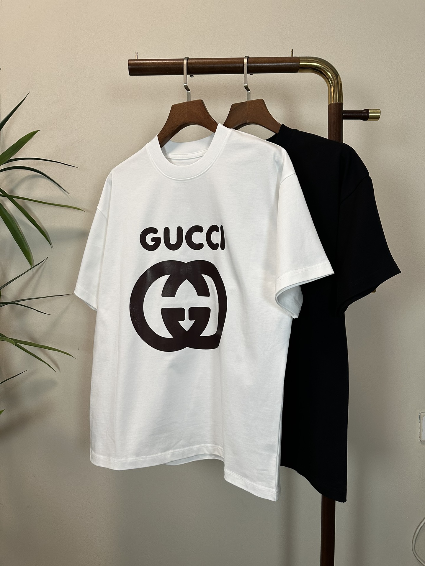 NO:134636,GU Gucci 2025 new round neck short-sleeved T-shirt high-end version!  Customized fabrics for counters are breathable and comfortable, with impeccable details, and the brand element design concept reflects high quality. The feel is delicate and soft!  It is casually cut, with a great upper body style!  Code number M-3XL, gucci, T-shirt,tees, t-shirt,alexander wang19860909GU 古驰 2025新款 圆领 短袖 T恤 高端版本！专柜定制面料 透气舒适度高,细节无可挑剔,品牌元素设计理念,体现高品质.手感细腻柔软！呈现休闲裁剪,上身版型超赞！ 码数M-3XL,,gucci,T-shirt,tees，t-shirt,alexander wang,Men's clothing