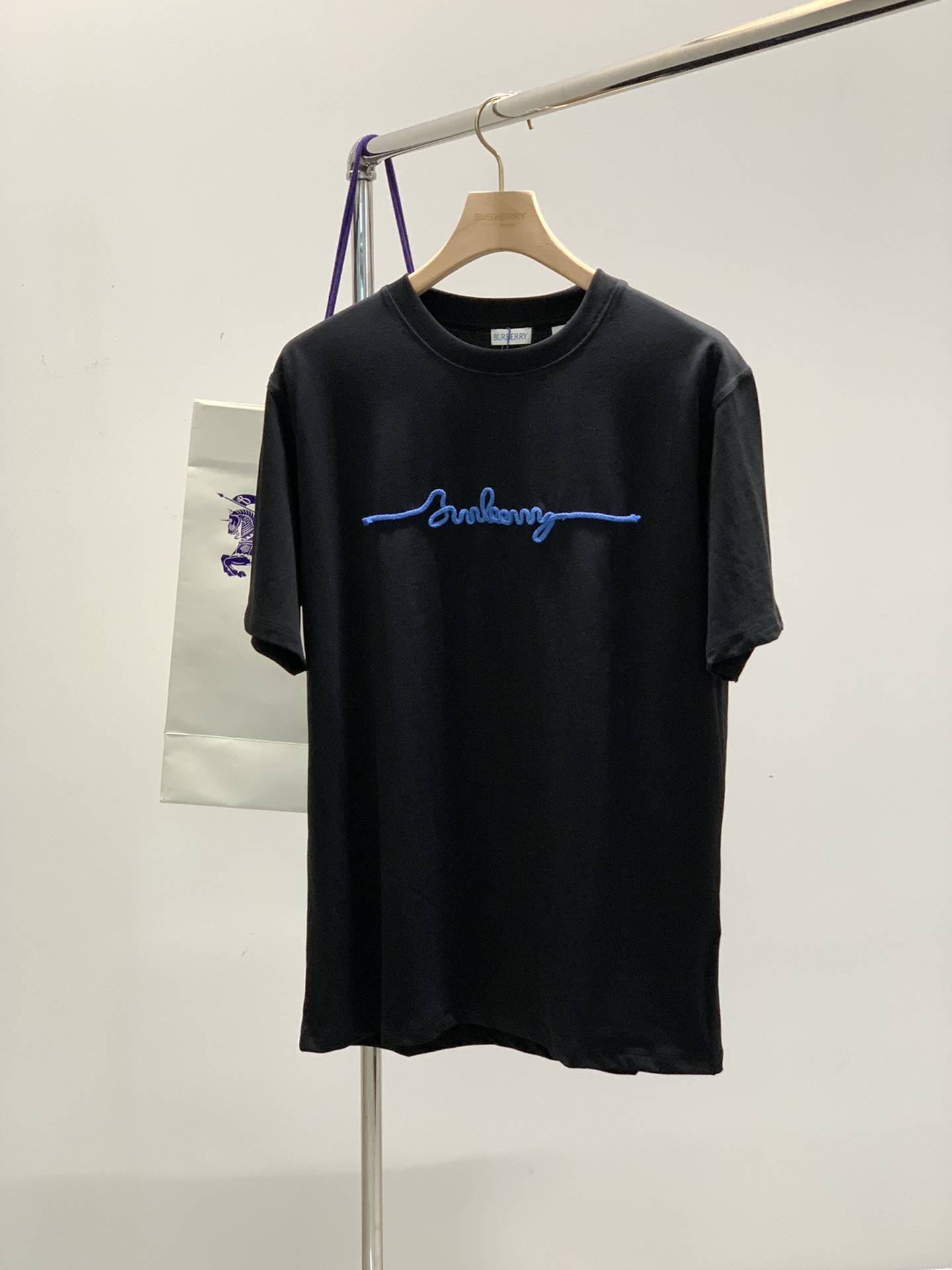 NO:132672,Black color, rice gray, Burberry, the latest summer products, available at the counter, original singles, fashionable and casual round neck short-sleeved T-shirt, imported original fabric, comfortable and breathable upper body, top-grade embroidered letter pattern decorative logo, extremely high grade, comfortable and versatile, handsome upper body, S-XXL, burberry, burberry, T-shirt, tees, t-shirt, alexander wang19860909颜色黑色,米灰 ,Burberry 巴宝莉,夏季最新品,专柜同步有售,原单狠货,时尚休闲圆领短袖T恤,进口原版面料,上身舒适透气,顶级刺绣字母图案装饰logo,档次极高,舒适百搭,上身帅气十足,码数S-XXL,,burberry,burberry,T-shirt,tees，t-shirt,alexander wang,Men's clothing