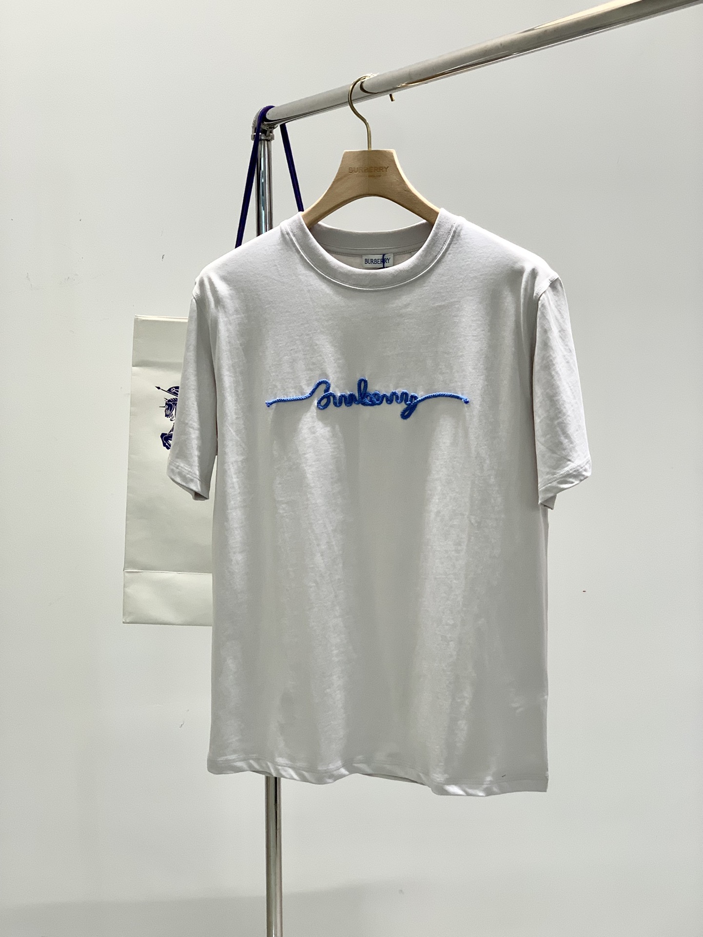 NO:132675,Black color, rice gray, Burberry, the latest summer products, special counters are available at the same time, original singles, fashionable and casual round neck short-sleeved T-shirt, imported original fabric, comfortable and breathable upper body, top-grade embroidered letter pattern decorative logo, extremely high grade, comfortable and versatile, handsome upper body, S-XXl, burberry, burberry, T-shirt, tees, t-shirt, alexander wang19860909颜色黑色,米灰 ,Burberry 巴宝莉,夏季最新品,专柜同步有售,原单狠货,时尚休闲圆领短袖T恤,进口原版面料,上身舒适透气,顶级刺绣字母图案装饰logo,档次极高,舒适百搭,上身帅气十足,码数S-XXl,,burberry,burberry,T-shirt,tees，t-shirt,alexander wang,Men's clothing