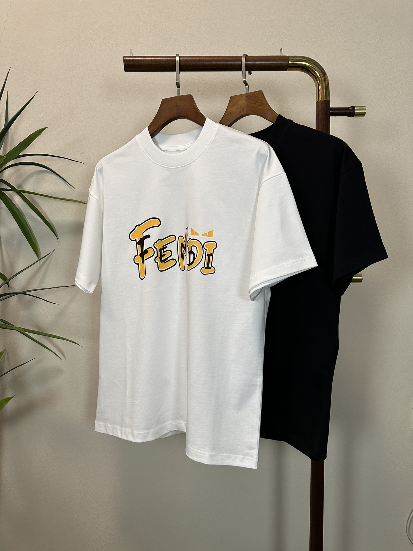 NO:134638,FD Fendi 2025 new round neck short-sleeved T-shirt high-end version!  Customized fabrics for counters are breathable and comfortable, with impeccable details, and the brand element design concept reflects high quality. The feel is delicate and soft!  It is casually cut, with a great upper body style!  Code number M-3XL, fendi, T-shirt, tees, t-shirt, alexander wang19860909FD 芬迪 2025新款 圆领 短袖 T恤 高端版本！专柜定制面料 透气舒适度高,细节无可挑剔,品牌元素设计理念,体现高品质.手感细腻柔软！呈现休闲裁剪,上身版型超赞！ 码数M-3XL,,fendi,T-shirt,tees，t-shirt,alexander wang,Men's clothing