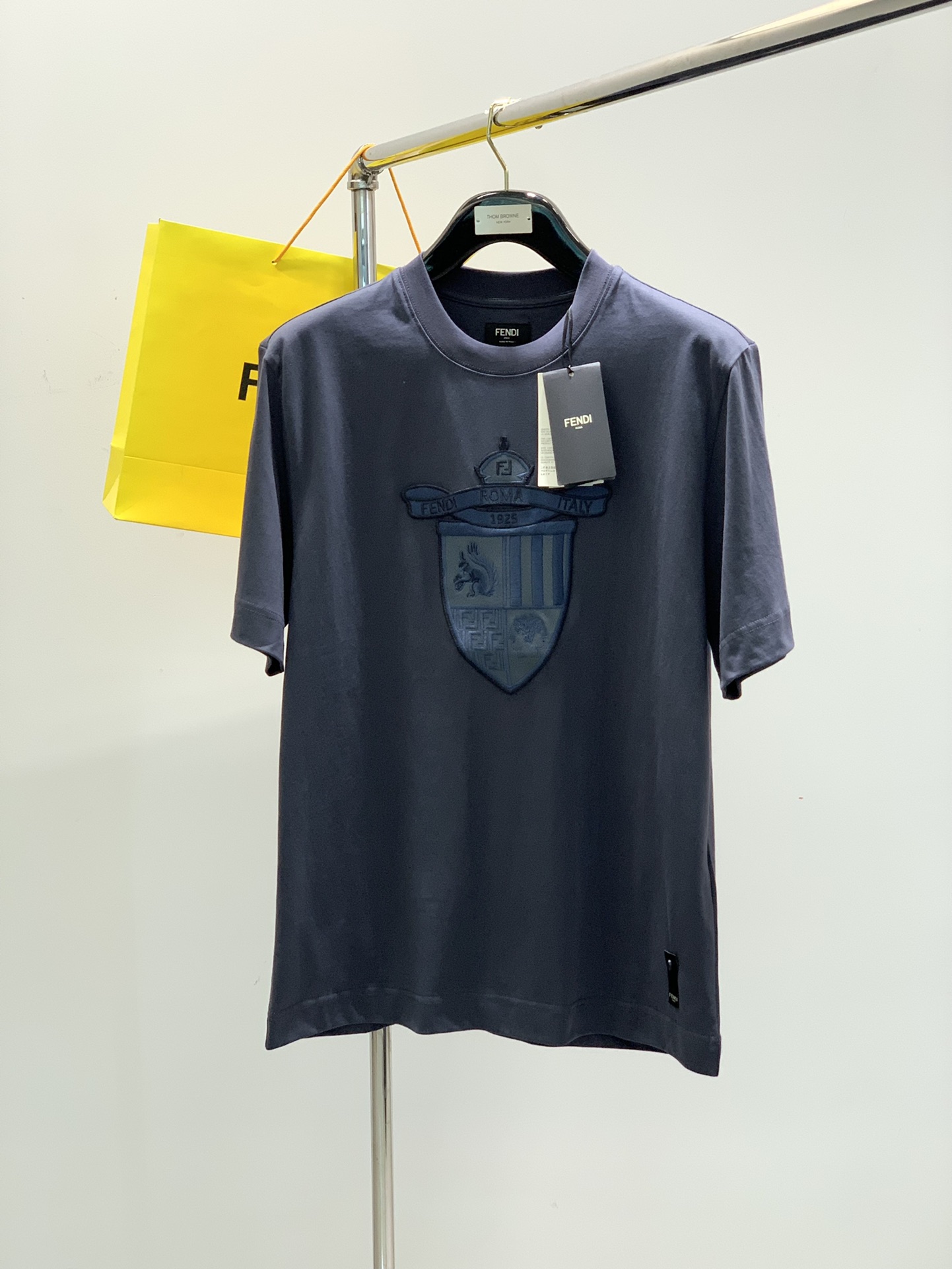 NO:135107,Color dark gray (blue gray), white, Fendi, the latest products in 2025 summer, available at the counter, original singles, fashionable and casual round neck short-sleeved T-shirt, imported original fabric, comfortable and breathable upper body, top-grade embroidery craft letter pattern decoration logo, extremely high grade, comfortable and versatile, top-body handsome, 2 colors recommended, code number XS-XL,, fendi, fendi, T-shirt, tees, t-shirt, alexander wang19860909颜色深灰（蓝灰）,白色 ,Fendi 芬迪,2025夏季最新品,专柜同步有售,原单狠货,时尚休闲圆领短袖T恤,进口原版面料,上身舒适透气,顶级刺绣工艺字母图案装饰logo,档次极高,舒适百搭,上身帅气十足,2色推荐,码数XS-XL,,fendi,fendi,T-shirt,tees，t-shirt,alexander wang,Men's clothing