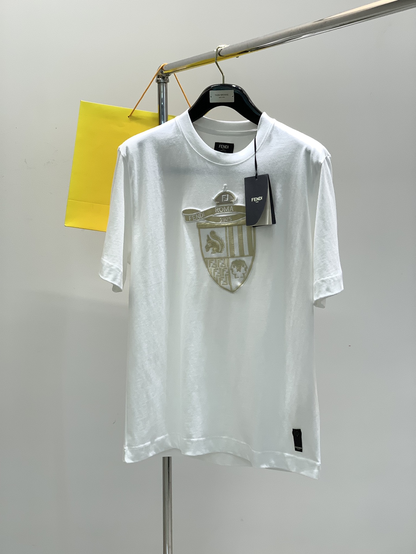 NO:132670,Color dark gray (blue gray), white, Fendi, the latest products in 2025 summer, available at the counter, original singles, fashionable and casual round neck short-sleeved T-shirt, imported original fabric, comfortable and breathable upper body, top embroidery craft letter pattern decoration logo, extremely high grade, comfortable and versatile, top body handsome, 2 colors recommended, code number XS-XL,, fendi, fendi, T-shirt, tees, t-shirt, alexander wang19860909颜色深灰（蓝灰）,白色 ,Fendi 芬迪,2025夏季最新品,专柜同步有售,原单狠货,时尚休闲圆领短袖T恤,进口原版面料,上身舒适透气,顶级刺绣工艺字母图案装饰logo,档次极高,舒适百搭,上身帅气十足,2色推荐,码数XS-XL,,fendi,fendi,T-shirt,tees，t-shirt,alexander wang,Men's clothing