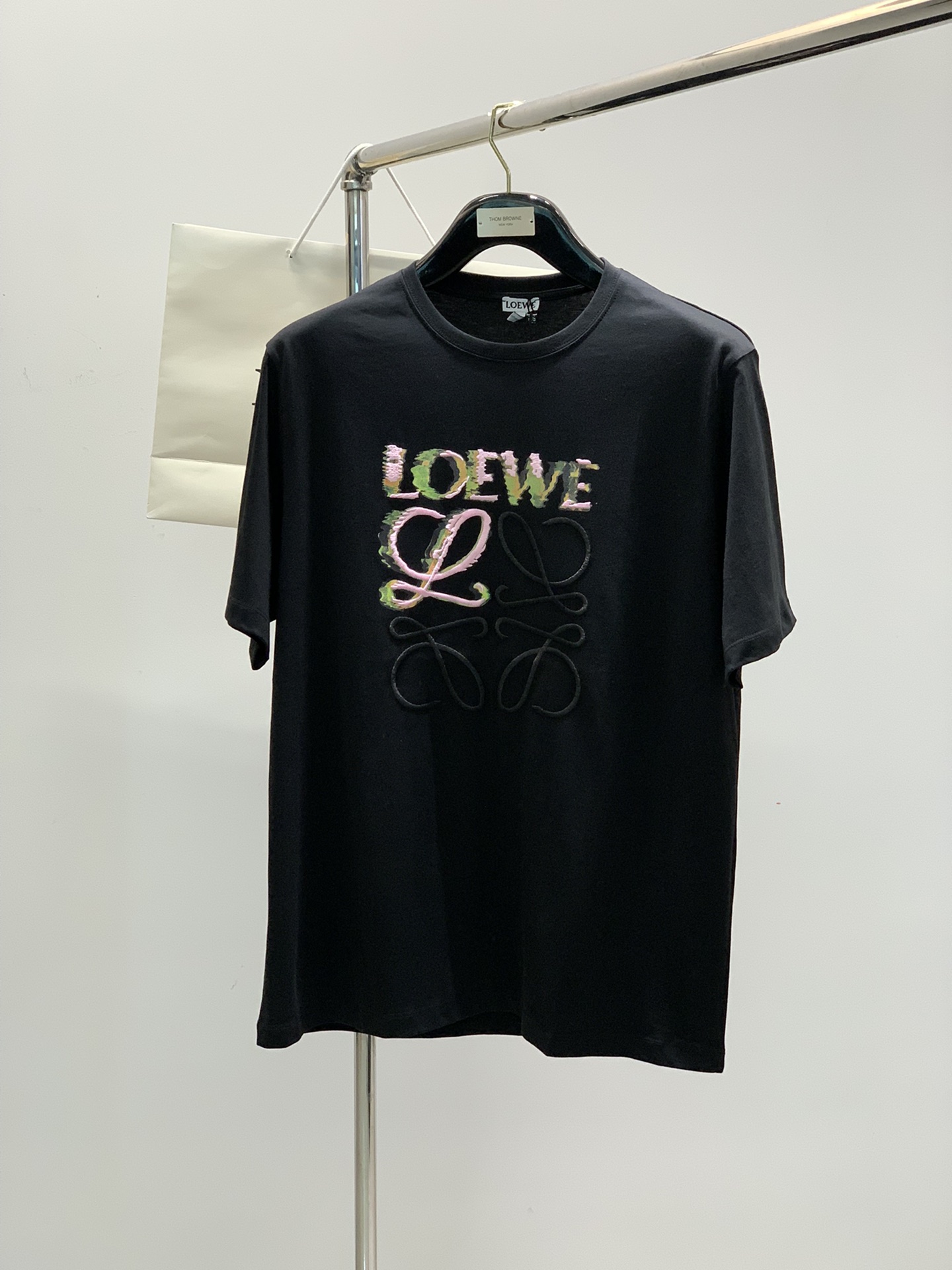 NO:132665,,Loewe, the latest model for summer 2025, available at the counter at the same time, original single product, fashionable and casual round neck short-sleeved T-shirt, very distinctive on the upper body!  Eye-catching and highlighted, imported original fabric, top-grade embroidery printing craft letter pattern decorative logo, simple but not lacking in fashion, classic and atmospheric, comfortable and breathable, handsome and stylish on the upper body, 2 colors recommended, S-L, loewe, loewe, T-shirt, tees, t-shirt, alexander wang19860909,Loewe 罗意威,2025夏季最新款,专柜同步有售,原单狠货,时尚休闲圆领短袖T恤,上身很有特点！吸睛而有亮点,进口原版面料,顶级刺绣印花工艺字母图案装饰Logo,简单而不失时尚,经典大气,舒适透气,上身帅气有型,2色推荐,码数S-L,,loewe,loewe,T-shirt,tees，t-shirt,alexander wang,Men's clothing
