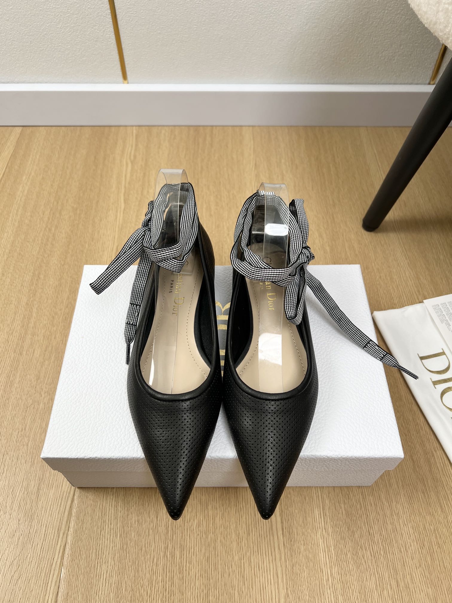 NO:259709,Dior | 2025 D Home 2025 Spring and Summer New Products, the latest hit D-Journey ballet strap shoes series, it’s really a glance!  Don't think that beautiful shoes are all polished!  This D-Journey ballet strap shoes have put a lot of effort into comfort. It is made of soft leather, fits the curve of the feet, does not get tired of walking, and does not have any pressure all day shopping. The original custom imported punched cowhide, the inner imported sheepskin, the sole imported from Italy, the heel height is 1cm/5cm/8cm, the size is 34-42 (34.40.41.42 customized), single shoes, dior, dior, dior, cowhide, sheepskin, Leather soles19860909Dior迪奥 | 2025 D家2025春夏新品 专柜最新爆款D-Journey芭蕾舞绑带鞋系列 真的是一眼万年！别以为美丽的鞋子都磨脚！这款D-Journey芭蕾舞绑带鞋在舒适度上下足了功夫.柔软的皮革材质,贴合脚部曲线,走路不累脚,逛街一整天也毫无压力. 鞋面原版定制进口冲孔牛皮 内里进口羊皮 大底意大利进口真皮大底 跟高1cm/5cm/8cm 码数34-42（34.40.41.42定制）,单鞋,dior,dior,dior,cowhide,sheepskin,Leather soles,Women's Shoes