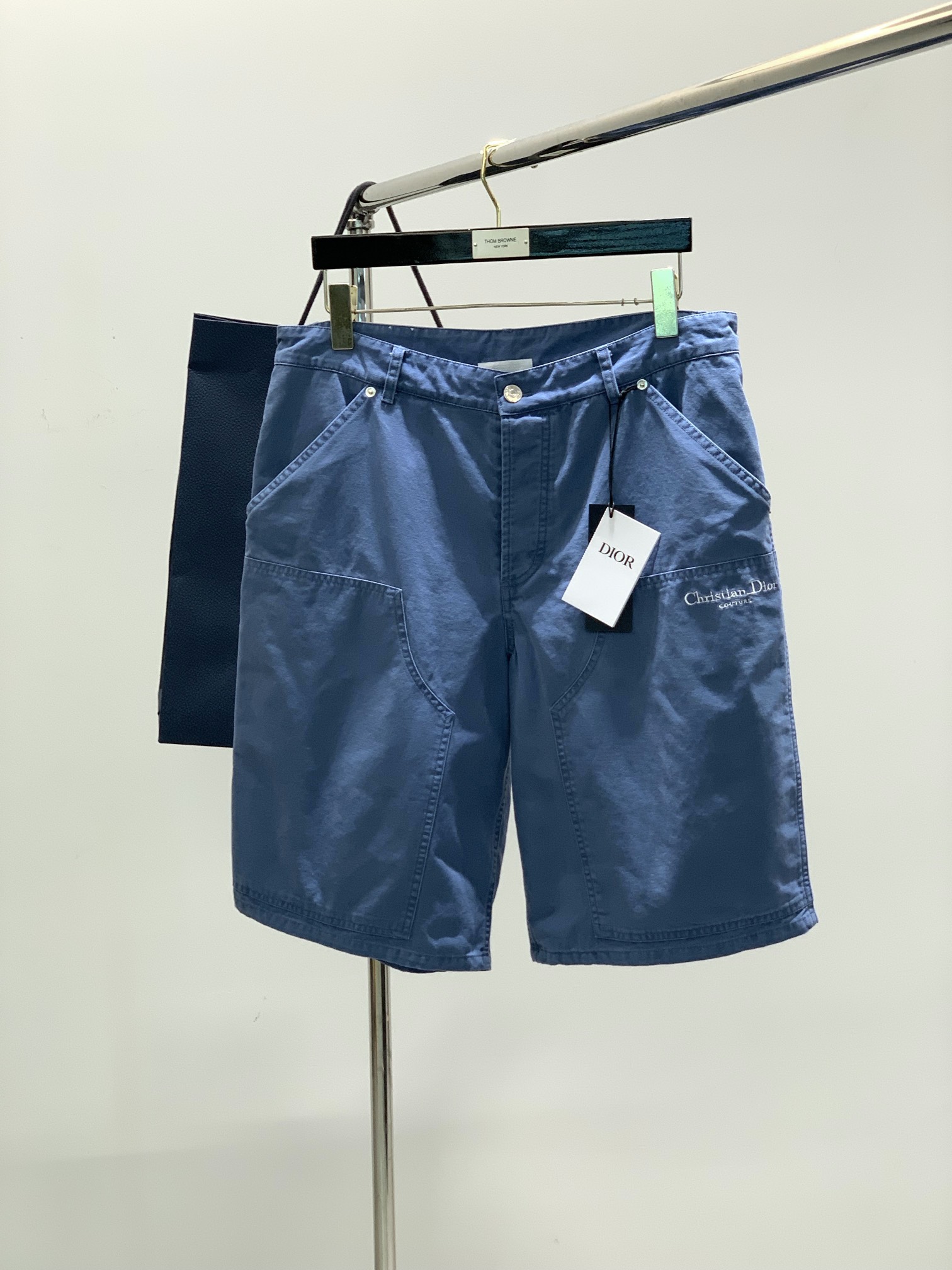 NO:136849,,Dior Dior, new summer products, available at the same time for counters, simple and fashionable casual shorts, original imported fabric, comfortable and breathable, top-grade embroidery craft letter pattern decoration logo, original hardware and auxiliary decoration, extremely high-end, unique design, fashionable and handsome on the upper body!  S-XL, dior, dior, shorts, alexander wang19860909,Dior 迪奥, 夏季新品,专柜同步有售,简约时尚休闲短裤,原版进口面料,舒适透气,顶级刺绣工艺字母图案装饰logo,原版五金辅料装饰,档次极高,独特设计,上身时尚帅气！码数S-XL,,dior,dior,shorts,alexander wang,Men's clothing