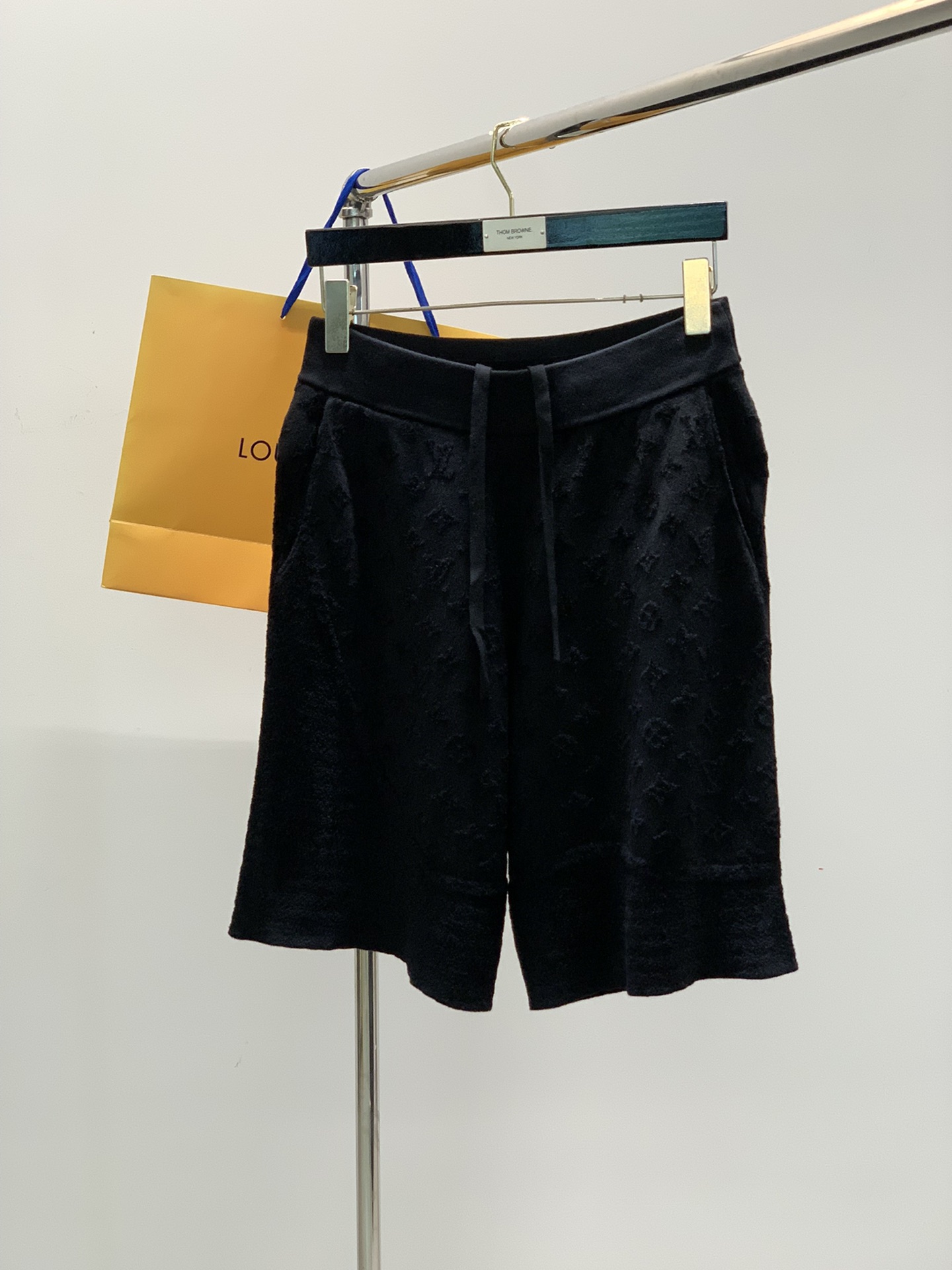 NO:132659,,LouisVuitton, the latest model for spring 2025, available at the counter at the same time, original single product, fashionable casual knitted shorts, very distinctive on the upper body!  Eye-catching and highlighted, imported original fabric, top-grade knitted letter pattern decorative logo, original hardware and auxiliary materials decoration, simple but not lacking in fashion, classic and atmospheric, comfortable and breathable, handsome and stylish on the upper body, S-XL,, louis vuitton, louis vuitton, shorts, alexander wang19860909,LouisVuitton 路易威登,2025春季最新款,专柜同步有售,原单狠货,时尚休闲针织短裤,上身很有特点！吸睛而有亮点,进口原版面料,顶级针织字母图案装饰Logo,原版五金辅料装饰,简单而不失时尚,经典大气,舒适透气,上身帅气有型,码数S-XL,,louis vuitton,louis vuitton,shorts,alexander wang,Men's clothing