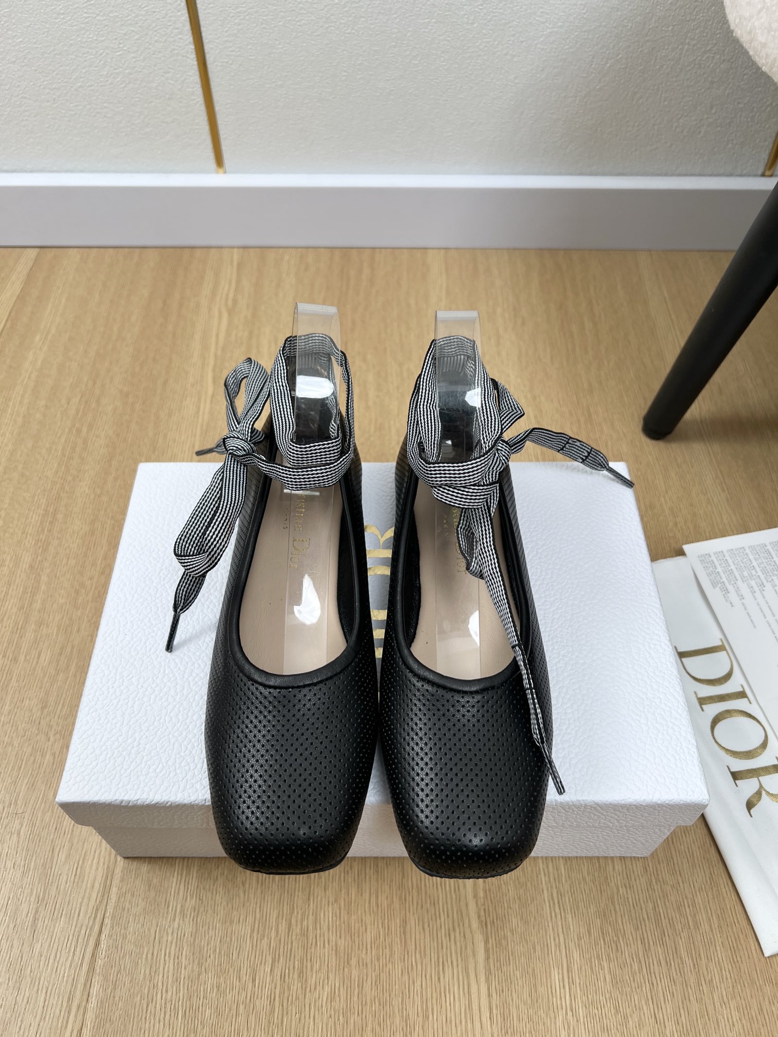 NO:259712,Dior | 2025 D Home 2025 Spring and Summer New Products, the latest hit D-Journey ballet strap shoes series, it’s really a glance!  Don't think that beautiful shoes are all polished!  This D-Journey ballet strap shoe has put a lot of effort into comfort. It is made of soft leather, fits the curve of the foot, does not get tired of walking, and does not have any pressure all day shopping. The upper is customized imported punched cowhide, imported sheepskin, and the original open molded rubber non-slip sole, high flat sole, size 35-41 (customized for 40.41), single shoes, dior, dior, dior, cowhide, sheepskin19860909Dior迪奥 | 2025 D家2025春夏新品 专柜最新爆款D-Journey芭蕾舞绑带鞋系列 真的是一眼万年！别以为美丽的鞋子都磨脚！这款D-Journey芭蕾舞绑带鞋在舒适度上下足了功夫.柔软的皮革材质,贴合脚部曲线,走路不累脚,逛街一整天也毫无压力. 鞋面原版定制进口冲孔牛皮 内里进口羊皮 大底原版开模橡胶防滑大底 跟高平底 码数35-41（40.41定制）,单鞋,dior,dior,dior,cowhide,sheepskin,Women's Shoes