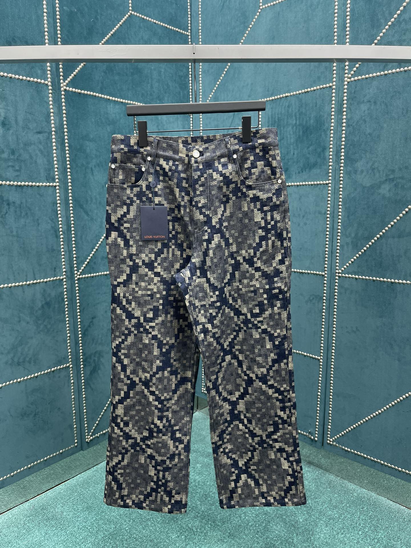 NO:524948,Donkey 25ss new skateboard jeans are made of seasonal Snakoflage denim, which is reinterpreted with a pixel-style snake-patterned jacquard. The rear Damier label is embellished with pearlescent buttons and rivets, which can be matched with the same collarless jacket to create avant-garde Dandy style. The yardage is 29.30.31.32.,,louis vuitton,louis vuitton,jeans,jackets & coats,alexander wang19860909驴家 25ss新款滑板牛仔裤取材当季 Snakoflage 丹宁布,以像素风格的蛇纹提花重绎 Damoflage 图案.后部 Damier 标签点缀珠光纽扣和铆钉,可搭配同款无领夹克打造前卫丹迪造型. 码数29.30.31.32.,,louis vuitton,louis vuitton,jeans,jackets & coats,alexander wang,Men's clothing