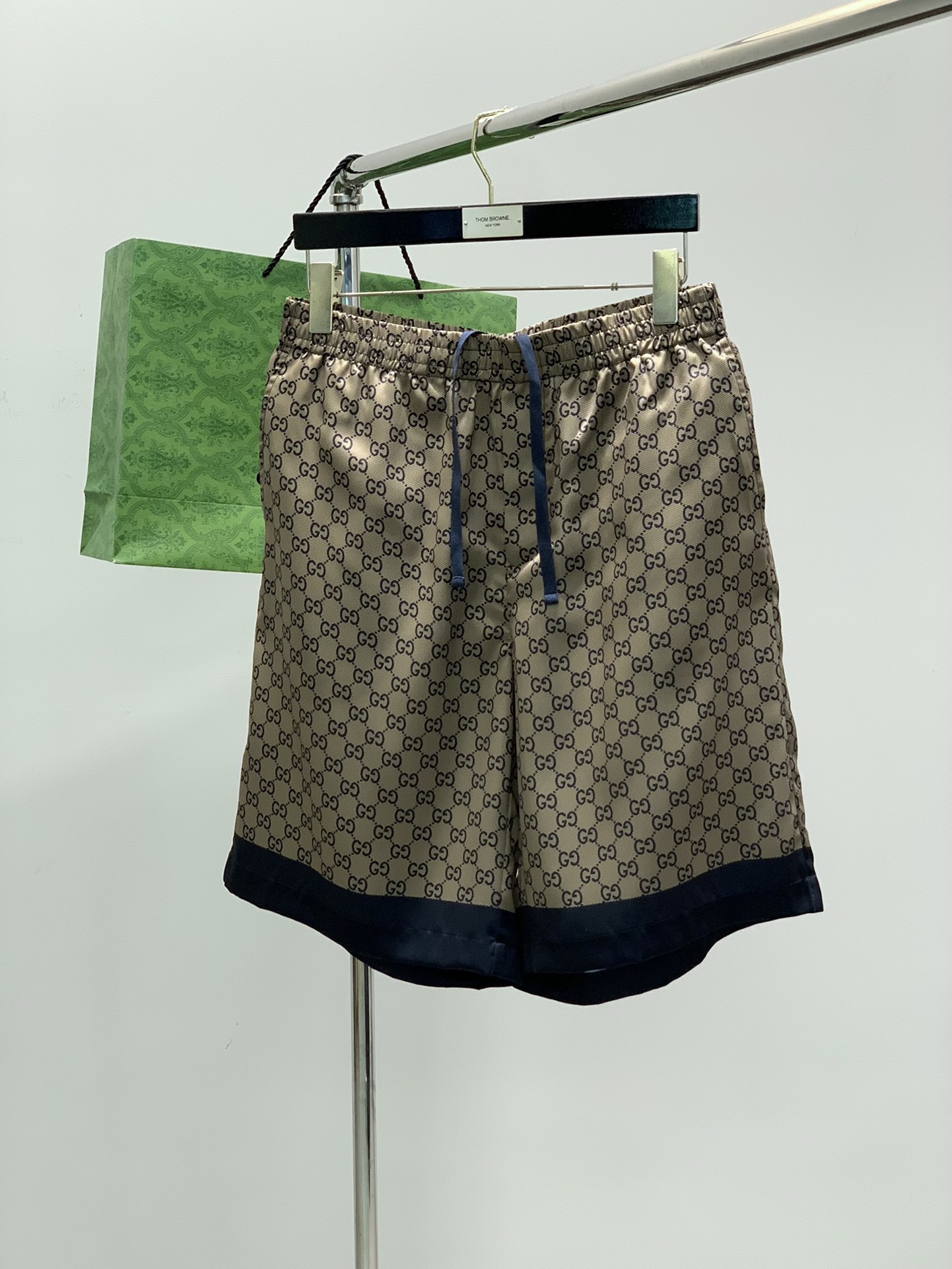 NO:132680,Clothes, shorts P, Gucci, the latest summer model, available at the counter at the same time, original orders, fashionable casual suits, and very distinctive on the upper body!  Eye-catching and highlighted, imported original fabric, top-level printed craft letter pattern decorative logo, simple but not lacking in fashion, classic and atmospheric, comfortable and breathable, handsome and stylish on the upper body, 2 colors recommended, S-XL, gucci, gucci, shorts, alexander wang19860909衣服,短裤P,Gucci 古驰,夏季最新款,专柜同步有售,原单狠货,时尚休闲套装,上身很有特点！吸睛而有亮点,进口原版面料,顶级印花工艺字母图案装饰Logo,简单而不失时尚,经典大气,舒适透气,上身帅气有型,2色推荐,码数S-XL,,gucci,gucci,shorts,alexander wang,Men's clothing