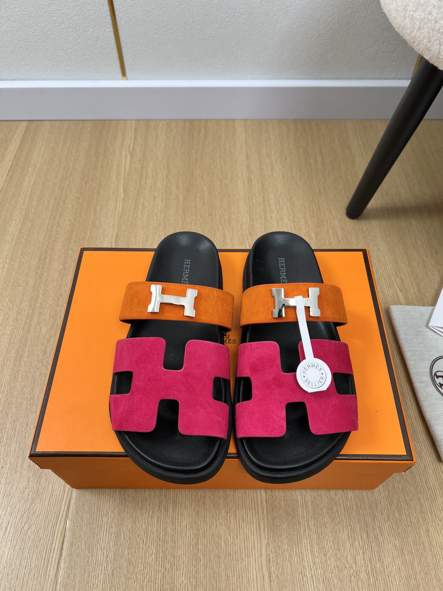 NO:259703,Couple style HERMES Hermes | 2025 HH home 2025 counter latest classic classic second uncle H-button slipper series. Classic color knocking is cute, with cloud-like feel, barefoot or paired with socks. They are all fashionable and fashionable. Super cute. I really need versatile slippers in summer. They look good no matter how they match them, and the casual and advanced feel is also great. They are matched with various colored socks. They are very fashionable. Super good-looking and versatile. Upper cowhide/sheep skin, inner sheepskin, outsole original mold opening TPU, anti-slip wear-resistant outsole. Size 35-43, men 39-45 (foot 40.41.42.43, men 45 customized) Women's men's, slippers, hermes, hermes, slippers, cowhide, sheepskin, sheep, socks19860909情侣款HERMES爱马仕| 2025 H家2025专柜最新款爆款经典款二舅H扣拖鞋系列 经典色敲可爱的,踩云脚感,光脚或者搭配个袜子穿,都时髦的不行哦超可爱 夏天真的太需要百搭拖鞋了,怎么搭配都好看,随意且高级的感觉舒适度也很棒,搭配各种彩色袜子,潮爆了 超好看百搭 鞋面牛皮/羊猄 内里羊皮 大底原版开模TPU 防滑耐磨大底 码数女35-43男39-45（女40.41.42.43男45定制） 女款男款,拖鞋,hermes,hermes,slippers,cowhide,sheepskin,sheep,socks,Women's Shoes