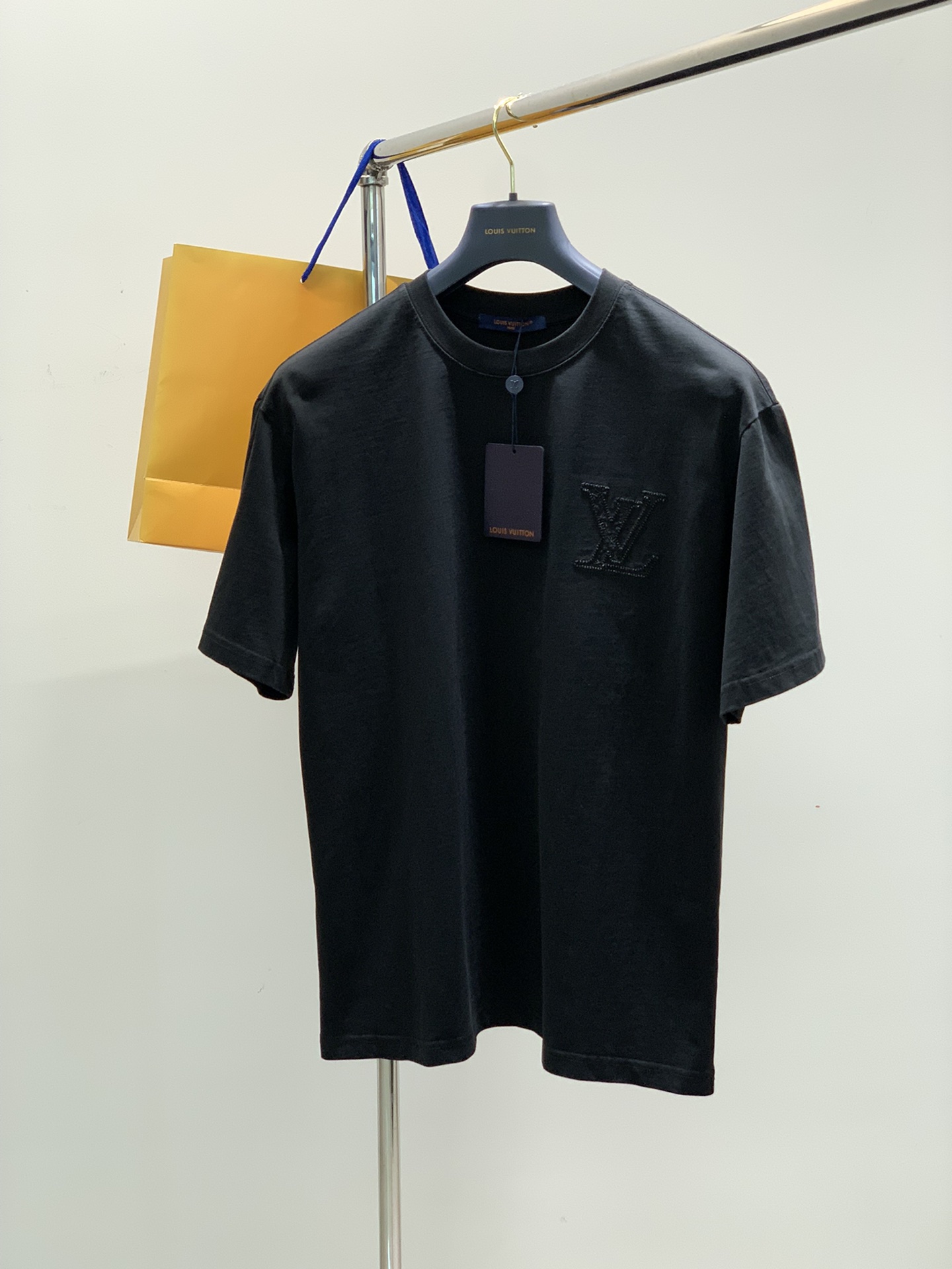 NO:132656,,LouisVuitton, the latest model for summer 2025, available at the counter at the same time, original singles, fashionable and casual round neck short-sleeved T-shirt, very distinctive on the upper body!  Eye-catching and highlighted, imported original fabric, top-grade embroidery craft letter pattern decorative logo, simple but not lacking in fashion, classic and atmospheric, comfortable and breathable, handsome and stylish on the upper body, 2 colors recommended, code number S-Xl,, louis vuitton, louis vuitton, T-shirt,tees, t-shirt,alexander wang19860909,LouisVuitton 路易威登,2025夏季最新款,专柜同步有售,原单狠货,时尚休闲圆领短袖T恤,上身很有特点！吸睛而有亮点,进口原版面料,顶级刺绣工艺字母图案装饰Logo,简单而不失时尚,经典大气,舒适透气,上身帅气有型,2色推荐,码数S-Xl,,louis vuitton,louis vuitton,T-shirt,tees，t-shirt,alexander wang,Men's clothing