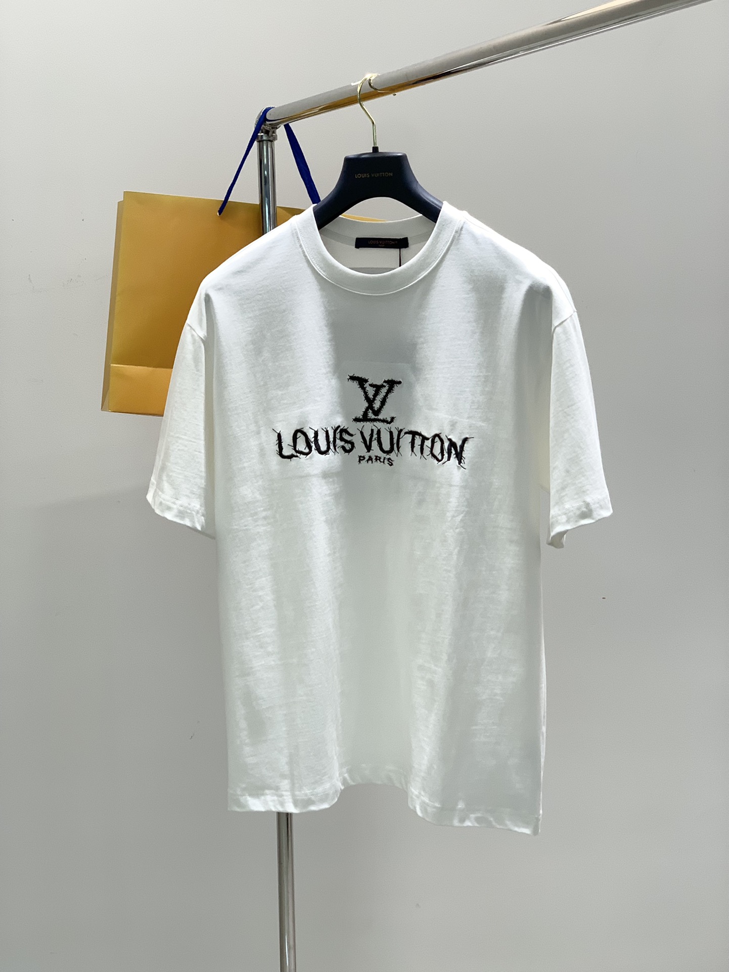 NO:132663,,LouisVuitton, the latest summer model, available at the counter at the same time, original singles, fashionable and casual round neck short-sleeved T-shirt, very distinctive on the upper body!  Eye-catching and highlighted, imported original fabric, top-grade embroidery craft letter pattern decorative logo, simple but not lacking in fashion, classic and atmospheric, comfortable and breathable, handsome and stylish on the upper body, 2 colors recommended, code number S-XL,, louis vuitton, louis vuitton, T-shirt,tees, t-shirt,alexander wang19860909,LouisVuitton 路易威登,夏季最新款,专柜同步有售,原单狠货,时尚休闲圆领短袖T恤,上身很有特点！吸睛而有亮点,进口原版面料,顶级刺绣工艺字母图案装饰Logo,简单而不失时尚,经典大气,舒适透气,上身帅气有型,2色推荐,码数S-XL,,louis vuitton,louis vuitton,T-shirt,tees，t-shirt,alexander wang,Men's clothing