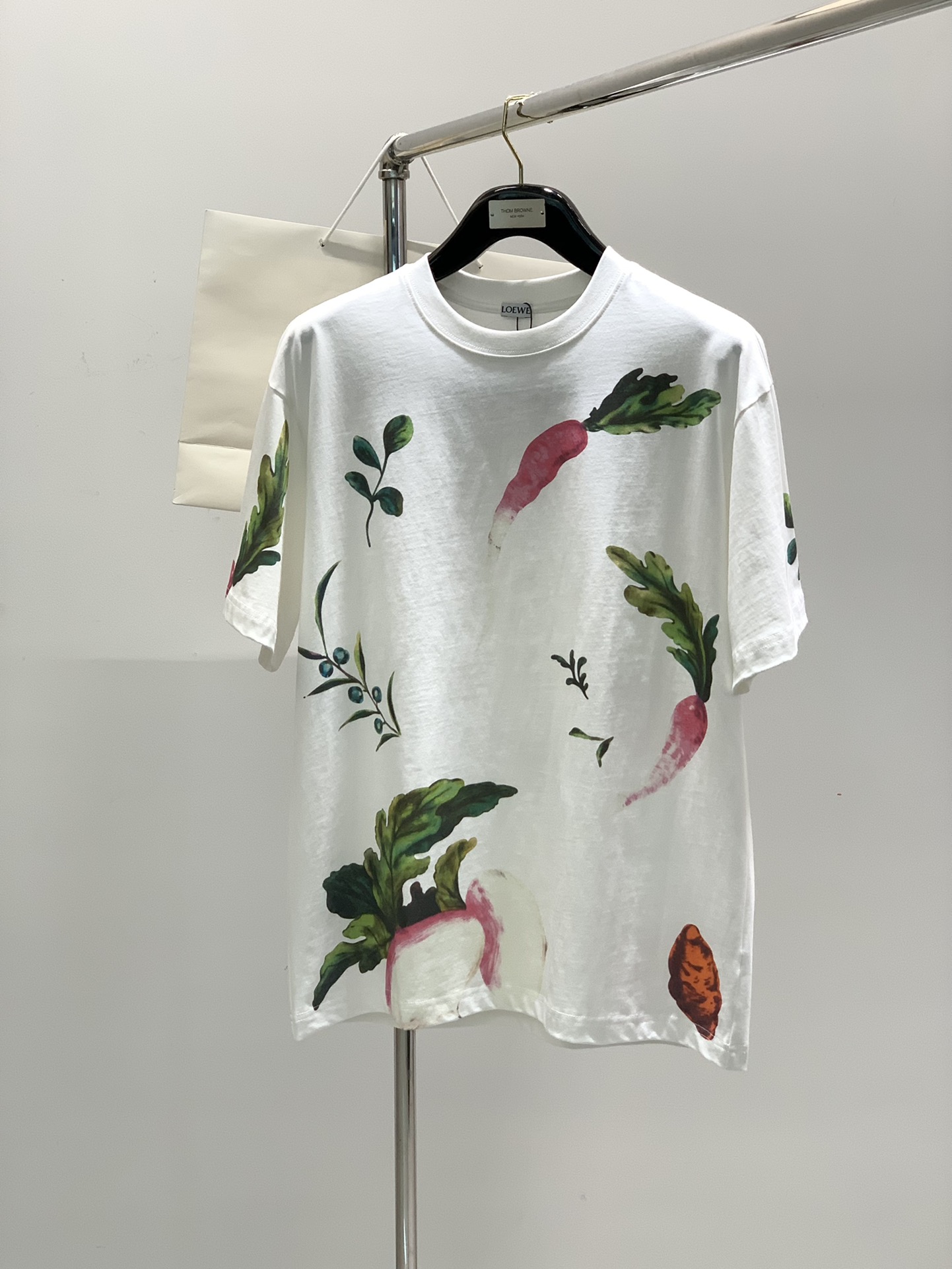 NO:132654,,Loewe, the latest spring and summer style, available at the counter at the same time, original single ruthless product, fashionable and casual round neck short-sleeved T-shirt, very distinctive on the upper body!  Eye-catching and highlighted, imported original fabric, top-grade embroidery craft letter pattern decorative logo, simple but not lacking in fashion, classic and atmospheric, comfortable and breathable, handsome and stylish on the upper body, S-XL, loewe, loewe, T-shirt, tees, t-shirt, alexander wang19860909,Loewe 罗意威,春夏最新款,专柜同步有售,原单狠货,时尚休闲圆领短袖T恤,上身很有特点！吸睛而有亮点,进口原版面料,顶级刺绣工艺字母图案装饰Logo,简单而不失时尚,经典大气,舒适透气,上身帅气有型,码数S-XL,,loewe,loewe,T-shirt,tees，t-shirt,alexander wang,Men's clothing