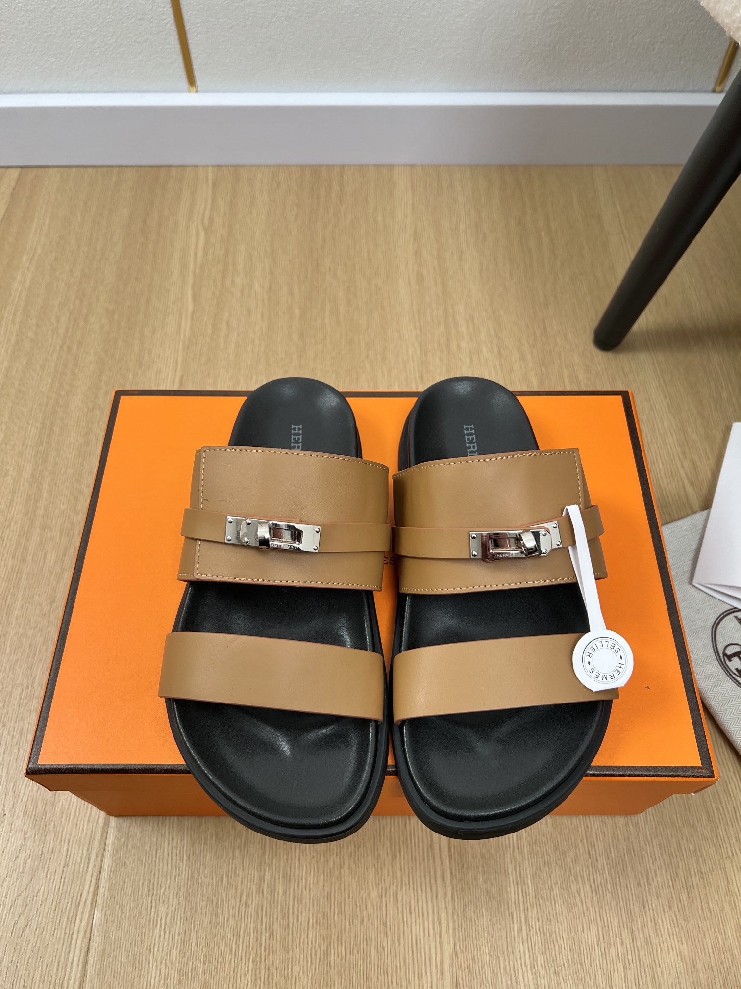 NO:259706,Couple style HERMES Hermes | 2025 HH home 2025 counter latest classic classic second uncle slipper series. Classic color knocking is cute, with cloud-like feel, barefoot or paired with socks, it is all fashionable and not as fashionable as it is super cute. In summer, I really need versatile slippers. It looks good no matter how you match it, and the casual and advanced feel is also great. It is fashionable and fashionable. Super beautiful and versatile. Upper cowhide, inner sheepskin, large sole original mold opening TPU, anti-slip wear-resistant outsole size for women 35-43, men 39-45 (female 40.41.42.43, men 45 customized) Women's men's, slippers, hermes, hermes, slippers, cowhide, sheepskin, socks19860909情侣款HERMES爱马仕| 2025 H家2025专柜最新款爆款经典款二舅拖鞋系列 经典色敲可爱的,踩云脚感,光脚或者搭配个袜子穿,都时髦的不行哦超可爱 夏天真的太需要百搭拖鞋了,怎么搭配都好看,随意且高级的感觉舒适度也很棒,搭配各种彩色袜子,潮爆了 超好看百搭 鞋面牛皮 内里羊皮 大底原版开模TPU 防滑耐磨大底 码数女35-43男39-45（女40.41.42.43男45定制） 女款男款,拖鞋,hermes,hermes,slippers,cowhide,sheepskin,socks,Women's Shoes