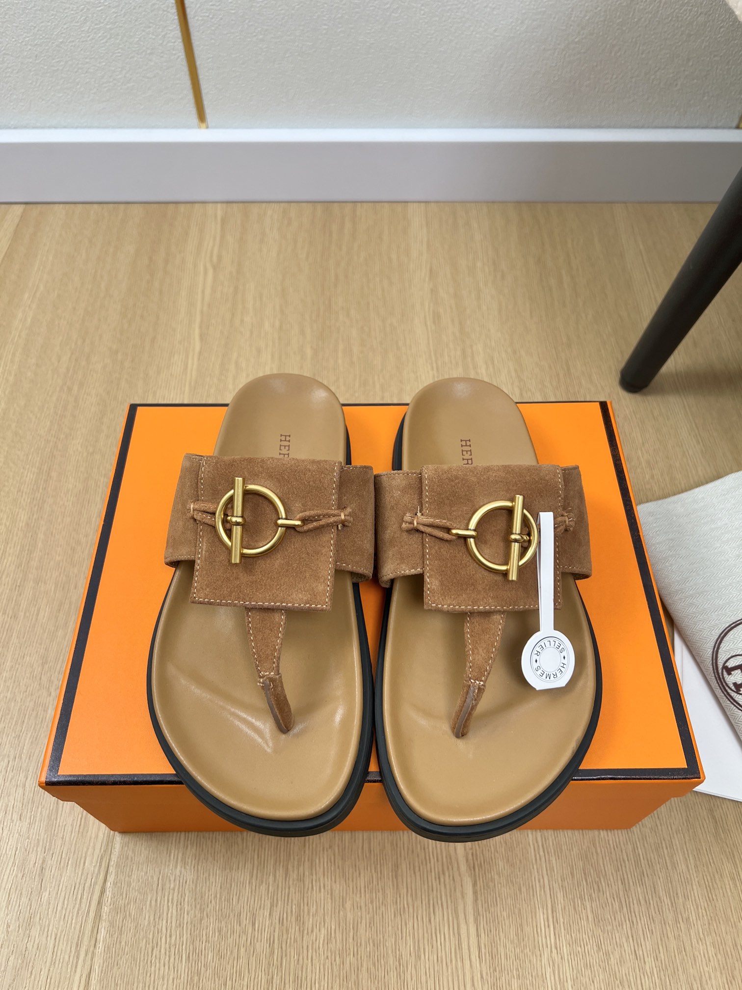 NO:259700,Couple style HERMES Hermes | 2025 HH 2025 counter latest hit classic second uncle foot-clip slipper series. Classic color knocking is cute, with cloud foot feel, barefoot or paired with socks, it is all fashionable and not as fashionable as it is super cute. I really need versatile slippers in summer. It looks good no matter how you match it, and the casual and advanced feel is also great. It is fashionable and fashionable. Super beautiful and versatile. Upper cowhide/beef tiles, inner sheepskin, large sole original mold opening TPU, anti-slip wear-resistant outsole size for women 35-43, men 39-45 (foot 40.41.42.43, men 45 customized) Women's style, split-toe shoes, hermes, hermes, slippers, cowhide, sheepskin, socks19860909情侣款HERMES爱马仕| 2025 H家2025专柜最新款爆款经典款二舅夹脚拖鞋系列 经典色敲可爱的,踩云脚感,光脚或者搭配个袜子穿,都时髦的不行哦超可爱 夏天真的太需要百搭拖鞋了,怎么搭配都好看,随意且高级的感觉舒适度也很棒,搭配各种彩色袜子,潮爆了 超好看百搭 鞋面牛皮/牛猄 内里羊皮 大底原版开模TPU 防滑耐磨大底 码数女35-43男39-45（女40.41.42.43男45定制） 女款男款,分趾鞋,hermes,hermes,slippers,cowhide,sheepskin,socks,Women's Shoes