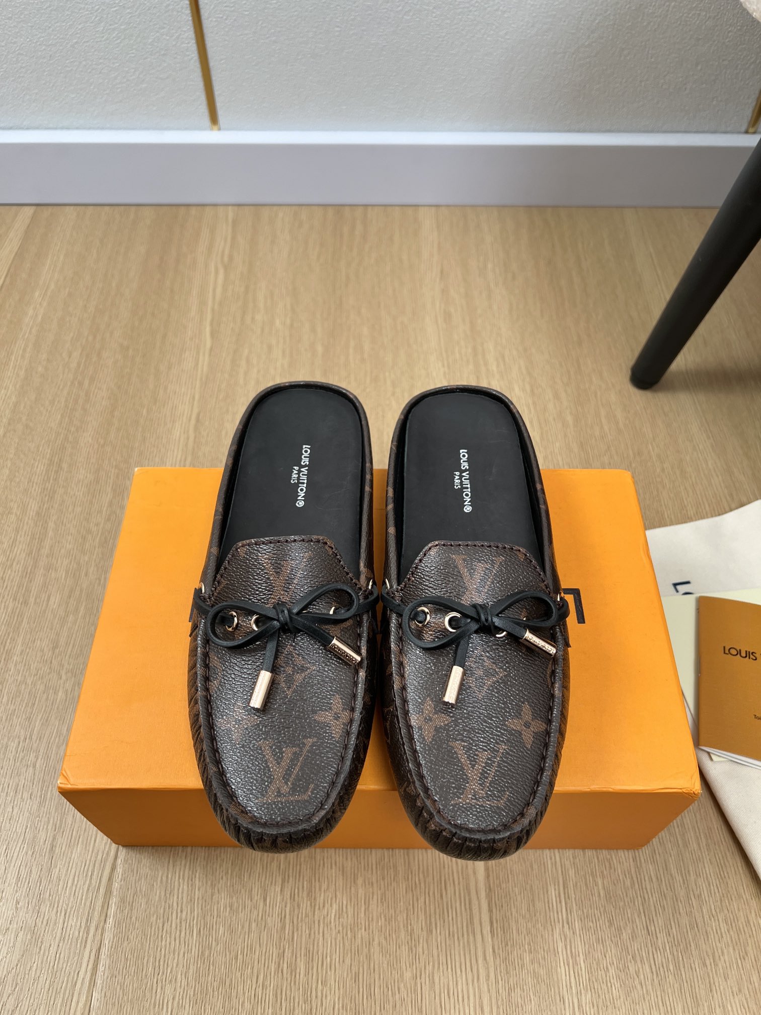 NO:259697,Half-dragged high-version Doudou shoes Louis Vuitton | 2025 L's new spring and summer products in 2025. The counter focuses on the latest popular flat-sole half-dragged Loafer Doudou shoes casual shoes series. The ever-in-a-lifetime style, classic and versatile, purchasing level, year-round supply, perfect details, super good-looking on the feet, sports and fashion coexist in this summer. GLORIA flat-sole loafer Doudou shoes, using high-quality cowhide leather, light and comfortable moccasin structure, with hand-sewn upper embellished LV Cicle logo and inscription shoelace end design is luxurious and atmospheric and perfect interpretation of the brand's luxury style. The upper is imported embossed cowhide/classic presbyterian silk cowhide. The original open-moulded A-grade anti-slip wear-resistant large sole  Code count 35-41 (40.41. Customized) (Note that you can customize 42 codes 10) Unified price, semi-drag, christian louboutin, louis vuitton, louis vuitton, louis vuitton, louis vuitton, louis vuitton, loafers, cowhide19860909半拖高版本豆豆鞋 Louis Vuitton 路易威登 | 2025 L家2025春夏新品 专柜主打最新爆款平底半拖乐福豆豆鞋休闲鞋系列 万年青款,经典百搭,代购级别,全年供货,细节完美无可挑剔,上脚超级好看 运动与时尚并存 这个夏天不可错过的款式 GLORIA平底乐福鞋 豆豆鞋,采用优质牛皮 轻盈舒适的莫卡辛结构搭配手缝鞋面点缀LV Cicle标识和铭纹鞋带端头版型设计奢华大气完美诠释品牌奢华风格 鞋面进口压花牛皮/经典老花 内里丝绸牛皮 大底原版开模A级防滑耐磨大底 码数35-41（40.41.定制）（注另外可定制42码10） 统一价,半拖,christian louboutin,louis vuitton,louis vuitton,louis vuitton,louis vuitton,loafers,cowhide,Women's Shoes