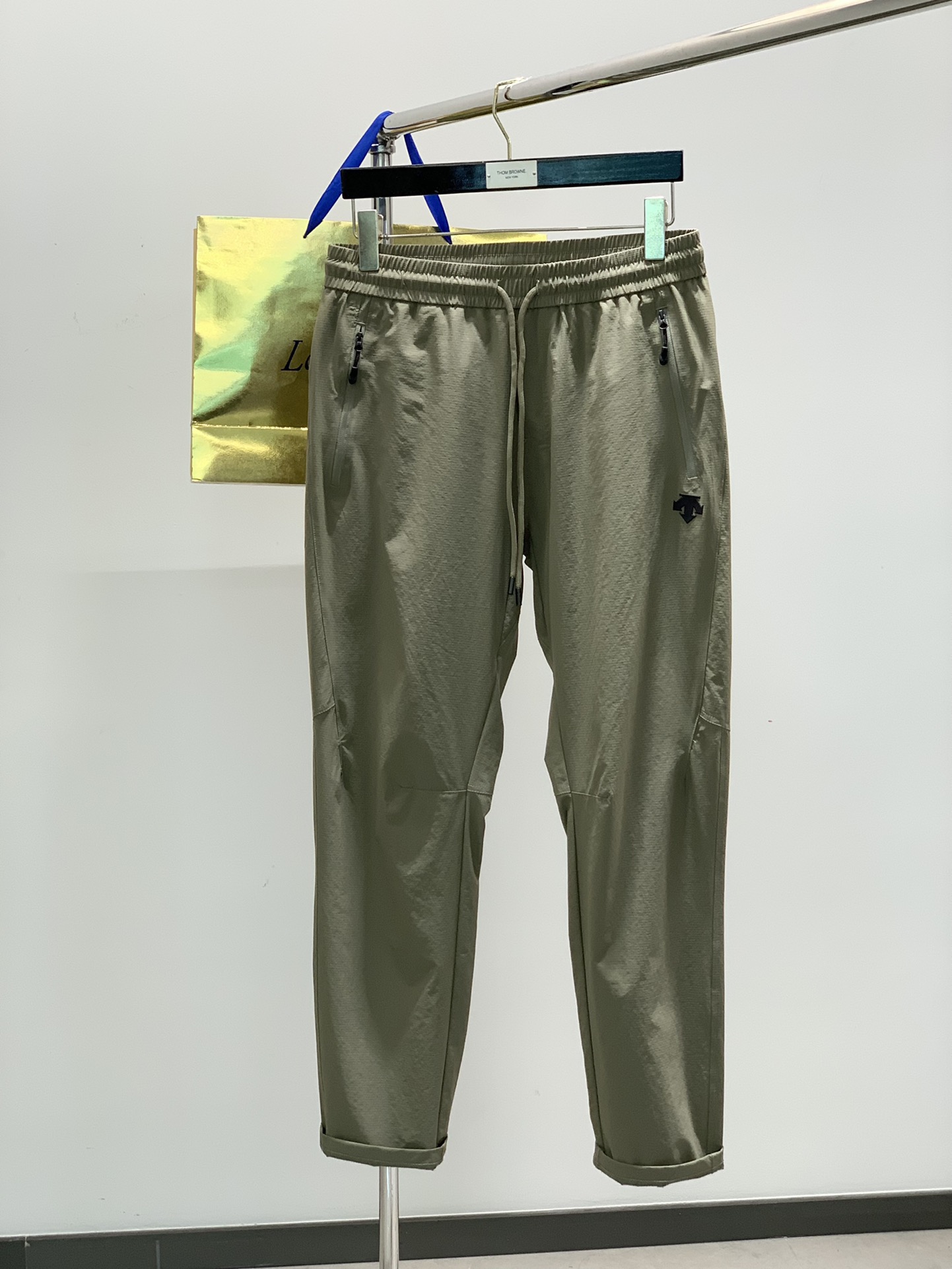 NO:132657,,DESCENTE, new spring series, fashionable casual trousers, available at the same time for counters, original singles, top-grade printing craft letter pattern logo, customized original hardware and accessories, extremely high grade, handsome and stylish upper body, complete three standards, must-have items for trendy people, 4 colors recommendation, code number L-5XL,,alexander wang19860909,DESCENTE迪桑特,春季新款系列,时尚休闲长裤,专柜同步有售,原单狠货,顶级印花工艺字母图案logo,定制原版五金辅料,档次极高,上身帅气有型,三标齐全,潮人必备单品,4色推荐,码数L-5XL,,alexander wang,Men's clothing