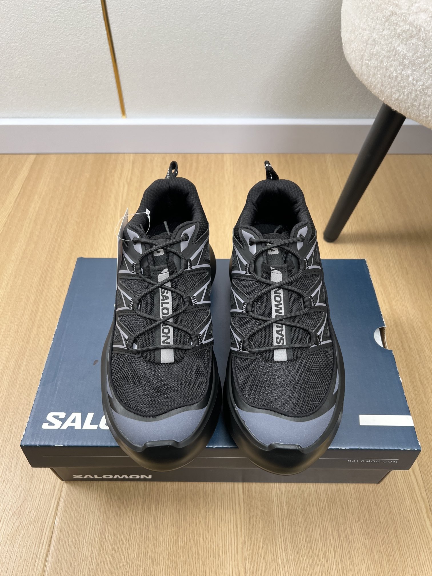 NO:259691,Couple model joint CDG x SALOMON | 2025 Spring and Summer New Products, New Counter Models, CDG XT-6 Series Thick-soled Running Shoes Casual Sports Shoes Series This CDG x Salomon co-branded sneakers is still a simple black and white color scheme, and the brand words on the shoe also reflect a minimalist design style. With the Contagrip rubber thick-soled sole design, the reinterpreted upper replaces the previous drawstring shoelaces with a Pulsar Advanced sole cover outline, and is decorated with details such as mesh, tear-resistant upper, waterproof rubber strips and nylon pull rings!  Upper Original customized technology fabric   breathable net Inner High-density breathable net Outsole Original molded foamed sole Thickness 7cm Size Number Women 35-40 Men 40-45 (Female 40 Men 45 Customized) Packaging Original packaging   Airplane box Women Men's, Dad shoes, Dolce & Gabbana, sneakers19860909情侣款联名款CDG x SALOMON萨洛蒙| 2025 2025春夏新品 专柜新款爆款 CDG联名款XT-6系列厚底跑鞋休闲运动鞋系列 这款CDG x Salomon萨洛蒙联名款运动鞋依旧是黑白简约配色,鞋身上的品牌字样也体现出极简主义的设计风格.搭配Contagrip橡胶厚底鞋底设计,重新演绎的鞋面部分则以Pulsar Advanced袜套式轮廓替换了之前抽绳鞋带,并饰有网眼、抗撕裂材质鞋面、防水胶条以及尼龙拉环等细节！ 鞋面 原版定制科技面料 透气网 内里 高密度透气网 大底 原版开模发泡大底 底厚 7cm 码数 女35-40男40-45（女40男45定制） 包装 原版包装 飞机盒 女款 男款,老爹鞋,Dolce&Gabbana,sneakers,Women's Shoes