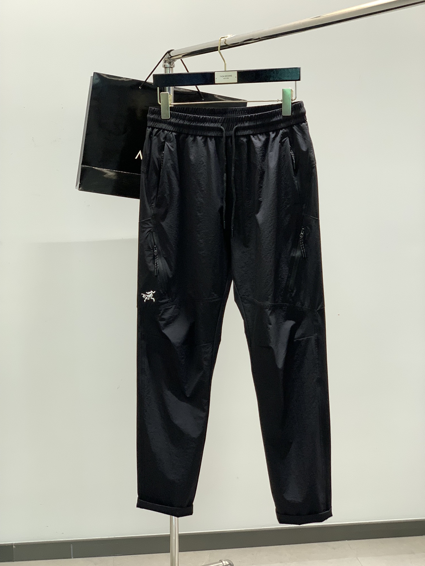 NO:132662,,ARCTERYX Archaeopteryx, 2025 spring new product, fashionable and casual trousers, available at the same time for counters, original singles, imported original fabric, top-grade printing craft letter pattern logo, extremely high-end, calm and versatile, handsome and stylish on the upper body, 4 colors recommended, code number L-5XL, arc'teryx, alexander wang19860909,ARCTERYX 始祖鸟,2025春季新品,时尚休闲长裤,专柜同步有售,原单狠货,采用进口原版面料,顶级印花工艺字母图案logo,档次极高,从容百搭,上身帅气有型,4色推荐,码数L-5XL,arc'teryx,alexander wang,Men's clothing