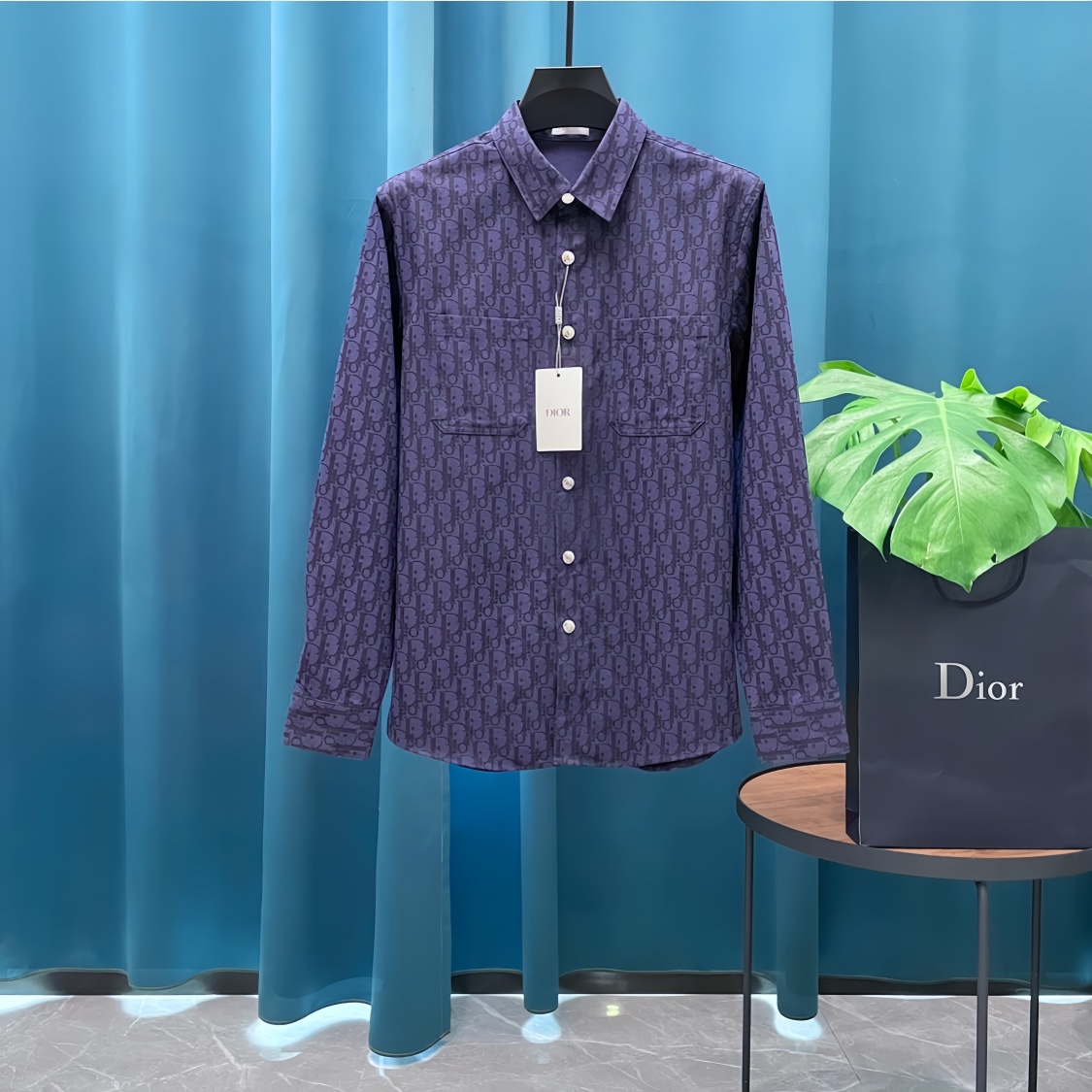 P135 Dior➡️Chaqueta camisera de mezclilla con logo jacquard con letras de presbicia y estampado oscuro azul marino Dior…