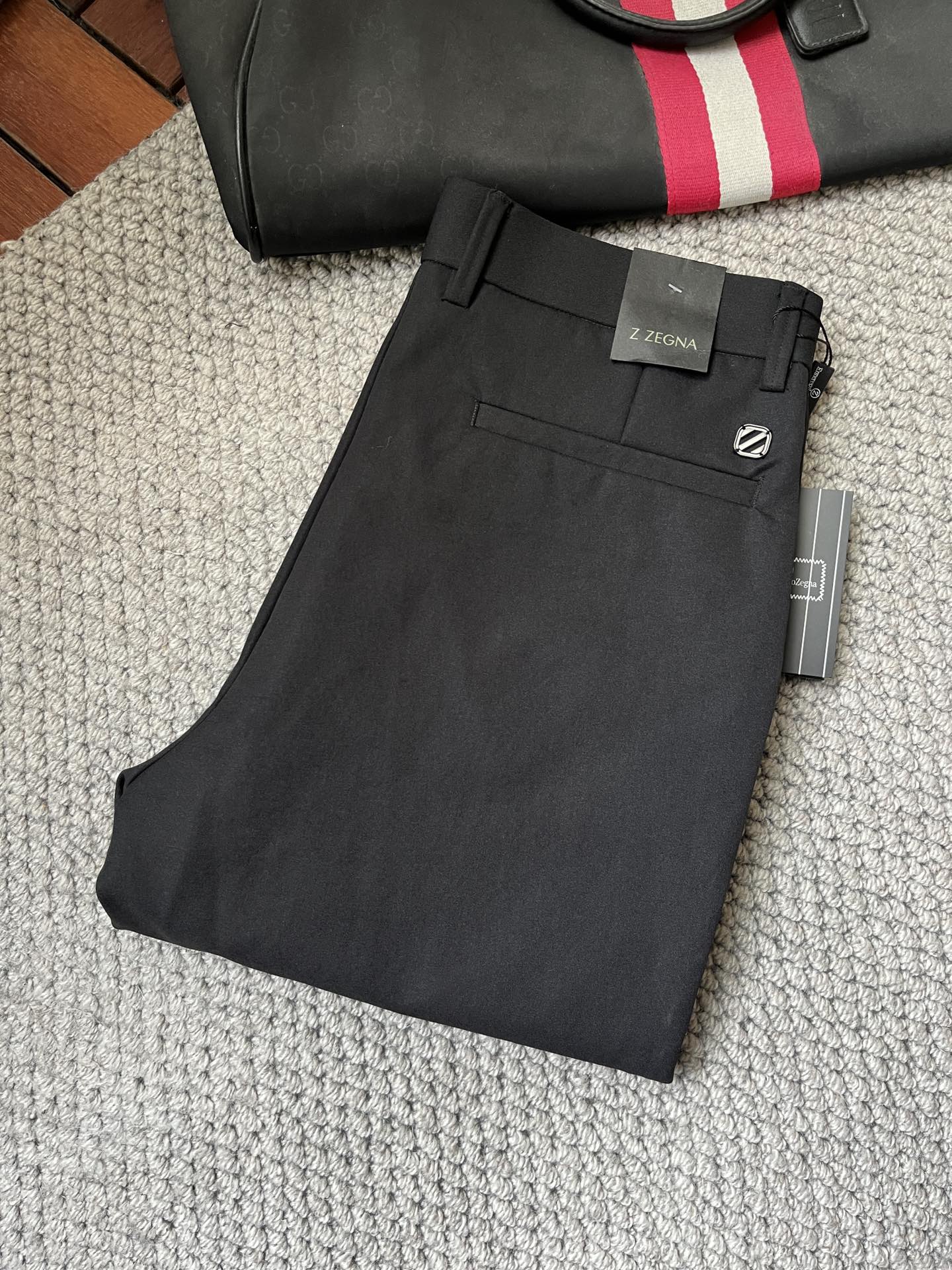 NO:135342,Jenny's casual pants 2025SS spring and summer new style, high-end custom pants special fabric, custom original hardware, heavy industry technology, fine line, custom fabric, soft and comfortable, significant texture, exquisite auxiliary materials, excellent upper body effect, complete three standards, standard sizes 28-36, no 35 (shipped the next day),,zegna,alexander wang19860909杰尼‘’休闲裤 西裤2025SS春夏新款 高级定制裤子专用面料 定制原版五金 重工工艺打造 车工走线精细 定制面料 柔软舒适 质感显著 辅料精美 上身效果超赞 三标齐全 标准尺码28-36,无35（隔天出货）,,zegna,alexander wang,Men's clothing