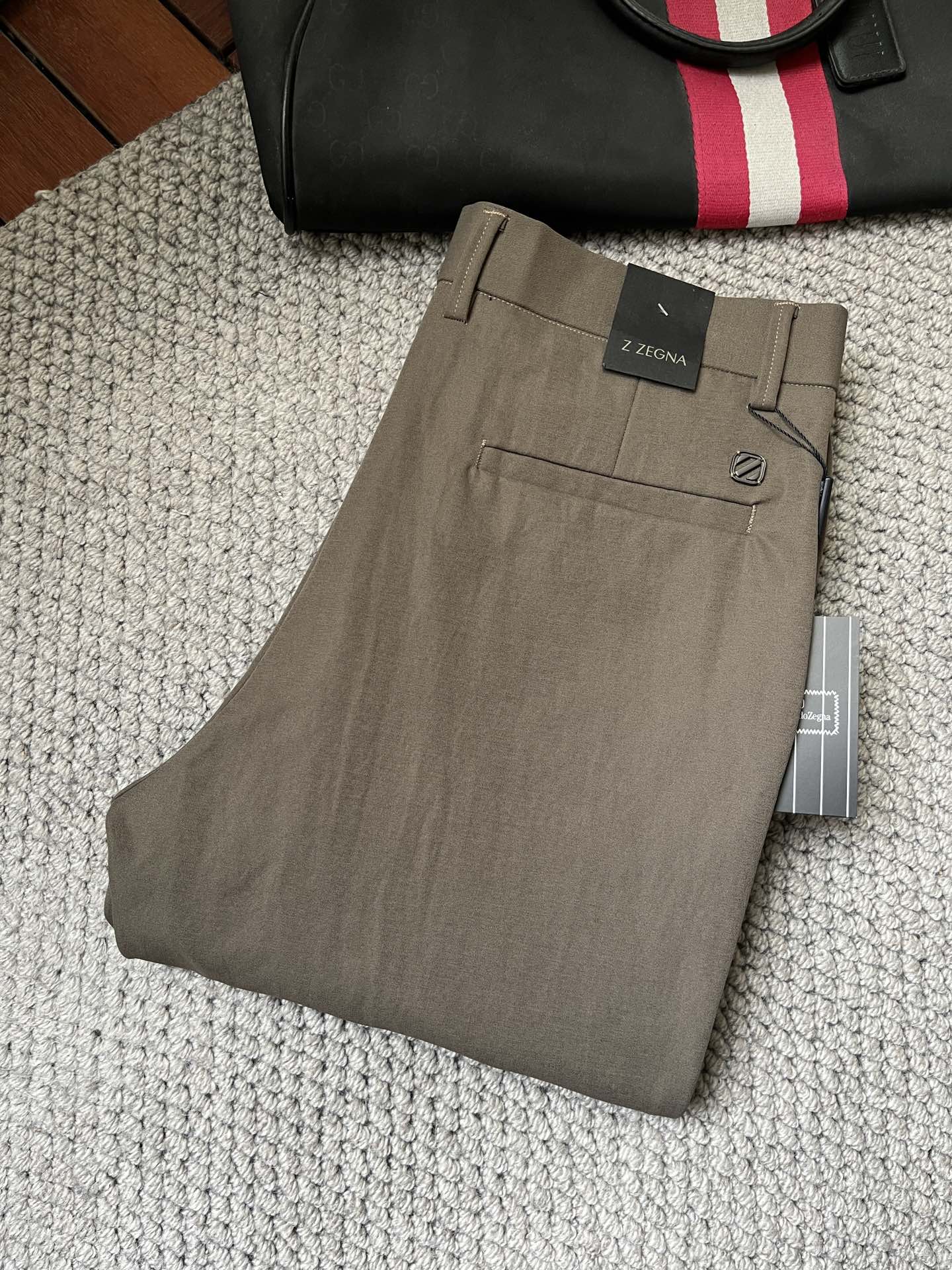 NO:135340,Jenny'' casual pants trousers 2025SS spring and summer new style, high-end custom pants special fabric, custom original hardware, heavy industry technology, fine line, custom fabric, soft and comfortable, significant texture, exquisite auxiliary materials, excellent upper body effect, complete three standards, standard sizes 28-36, no 35 (shipped the next day),,zegna,alexander wang19860909杰尼‘’ 休闲裤 西裤2025SS春夏新款 高级定制裤子专用面料 定制原版五金 重工工艺打造 车工走线精细 定制面料 柔软舒适 质感显著 辅料精美 上身效果超赞 三标齐全 标准尺码28-36,无35（隔天出货）,,zegna,alexander wang,Men's clothing