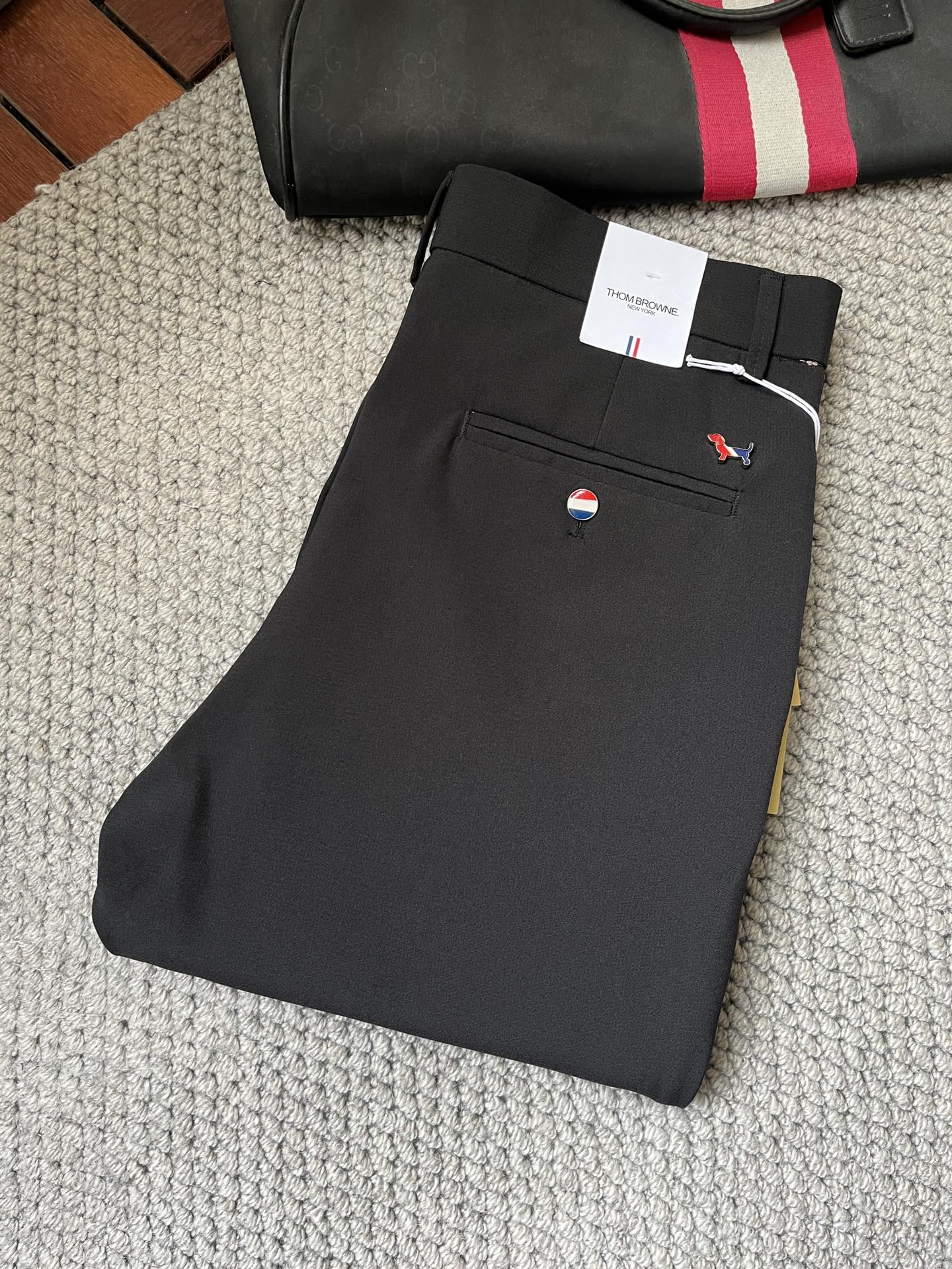 NO:135358,TB casual pants trousers 2025SS spring and summer new style, high-end custom pants special fabric, custom original hardware, heavy industry technology, fine line, custom fabric, soft and comfortable, significant texture, exquisite auxiliary materials, excellent upper body effect, complete three standards, standard sizes 28-36, no 35 (shipped the next day),,alexander wang19860909TB 休闲裤 西裤2025SS春夏新款 高级定制裤子专用面料 定制原版五金 重工工艺打造 车工走线精细 定制面料 柔软舒适 质感显著 辅料精美 上身效果超赞 三标齐全 标准尺码28-36,无35（隔天出货）,,alexander wang,Men's clothing